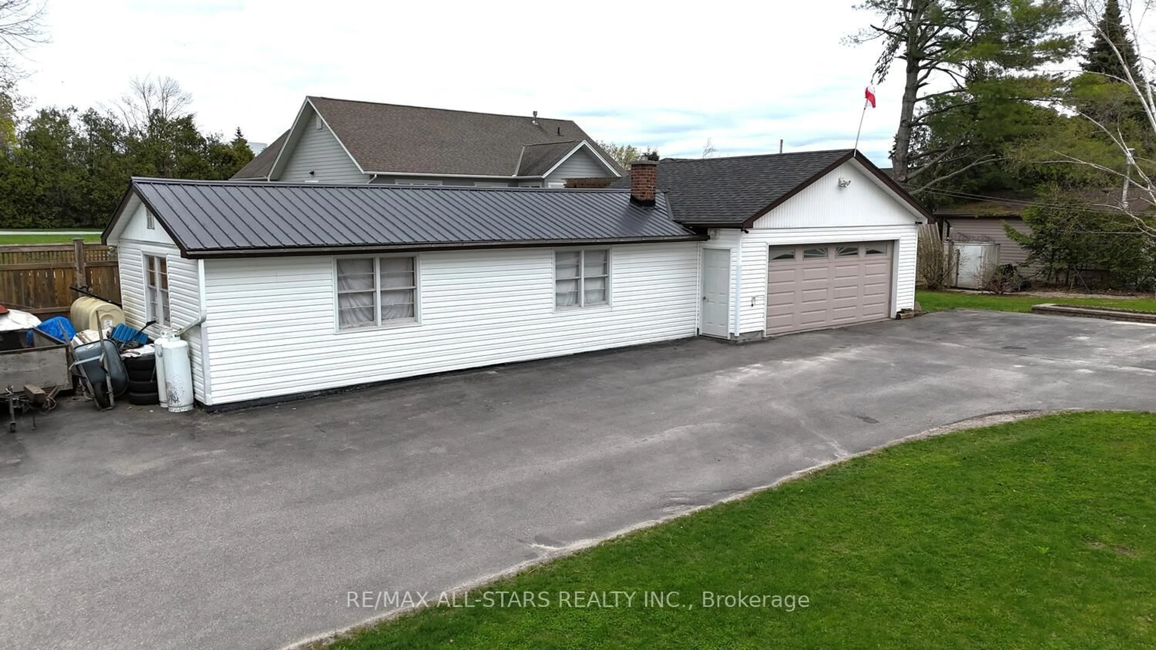 A pic from outside/outdoor area/front of a property/back of a property/a pic from drone, street for 137 Reid St, Kawartha Lakes Ontario K0M 1A0
