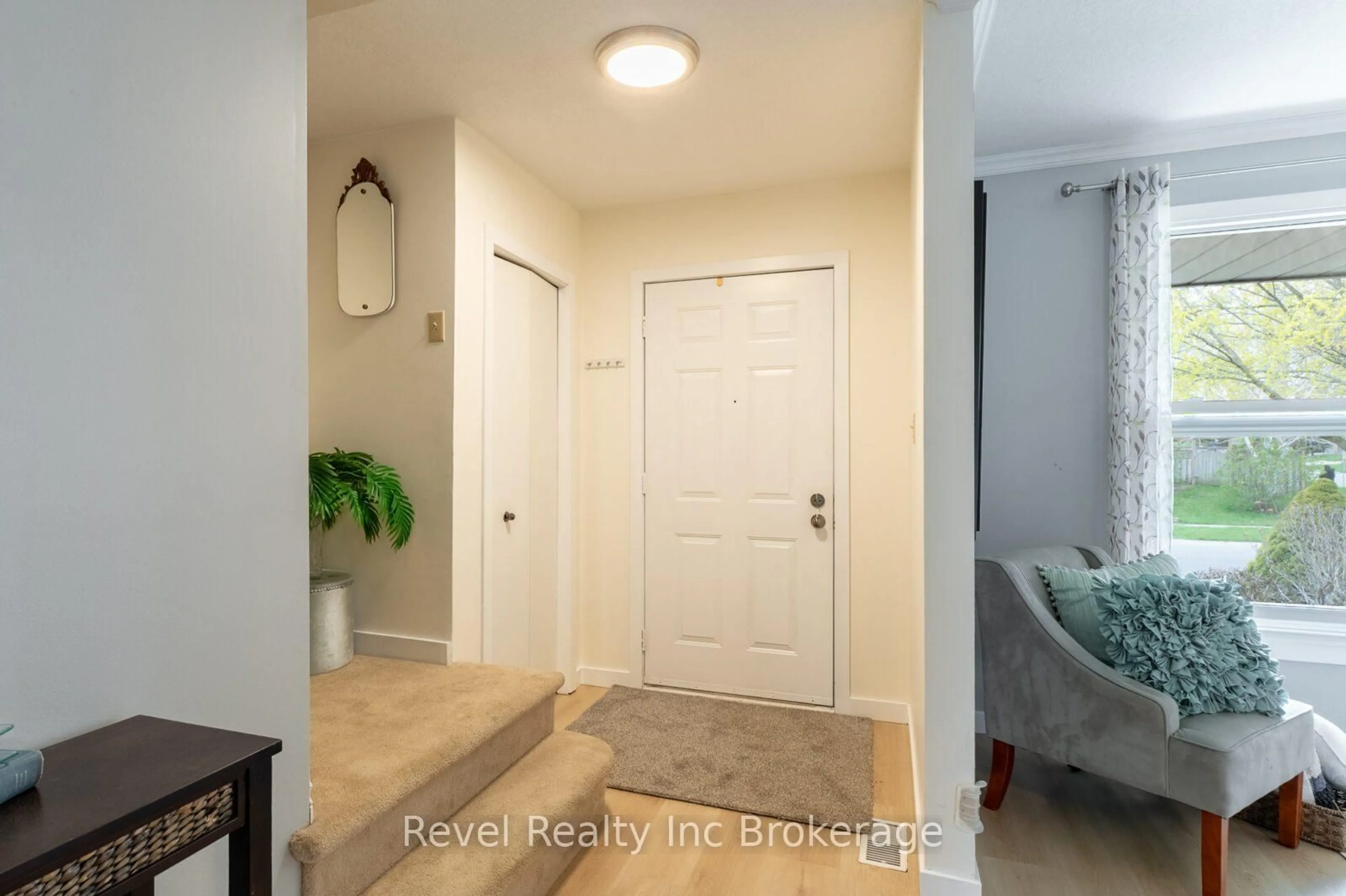 Indoor entryway for 3 Cardinal Dr, Woodstock Ontario N4T 1J3