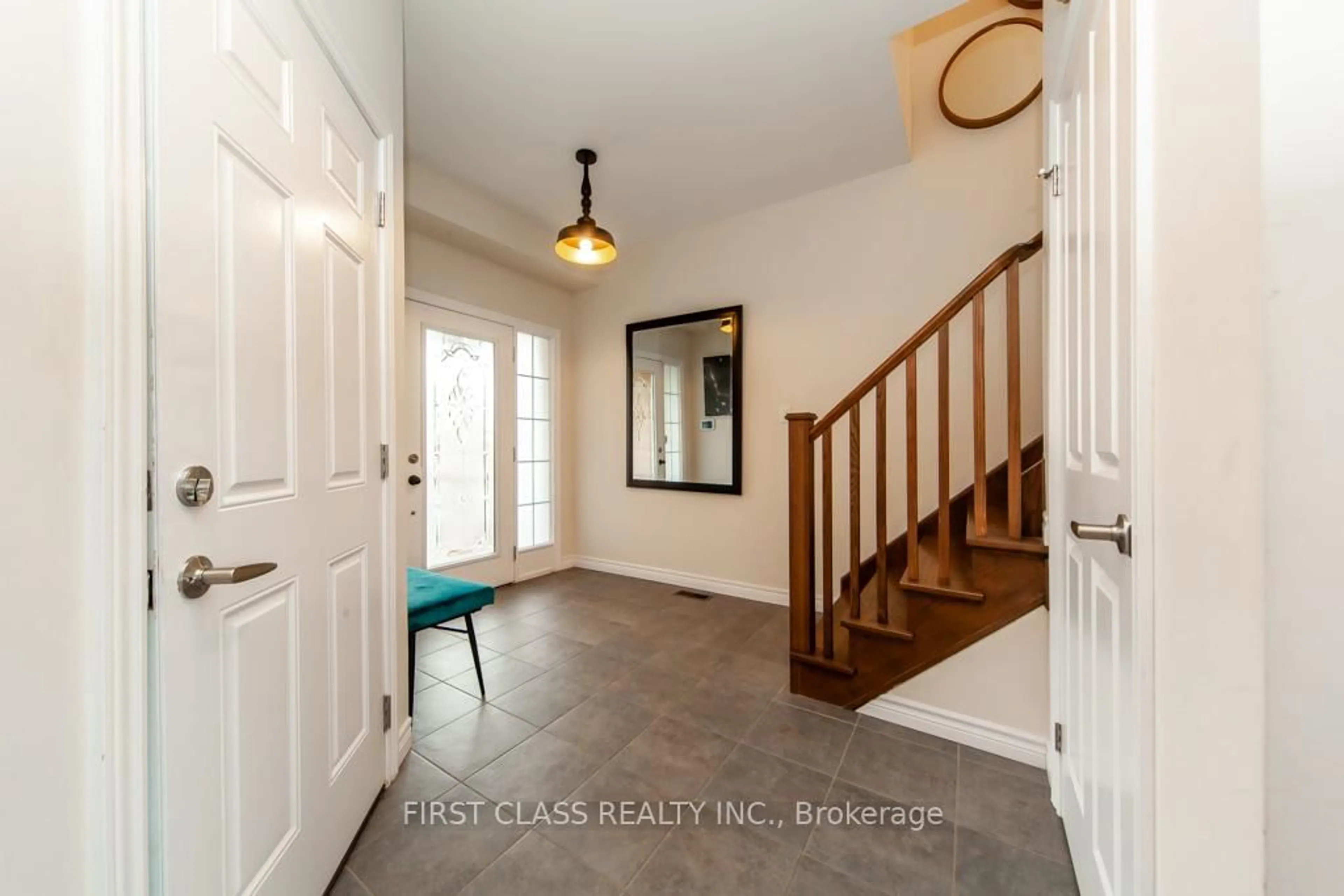 Indoor entryway for 743 Sawmill Rd, Peterborough North Ontario K9L 0E8