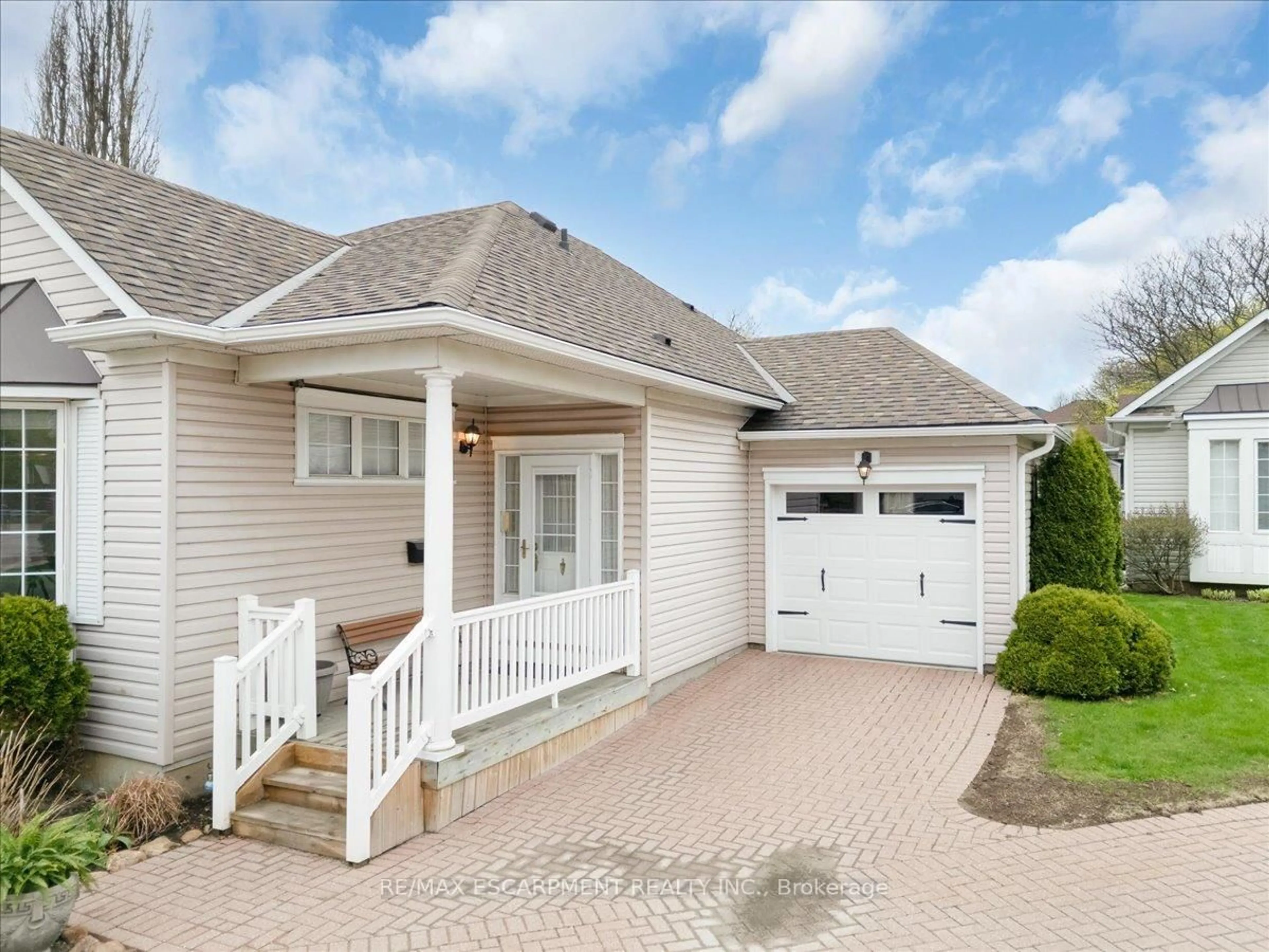 Home with vinyl exterior material, street for 37 SILVERBIRCH Blvd, Hamilton Ontario L0R 1W0