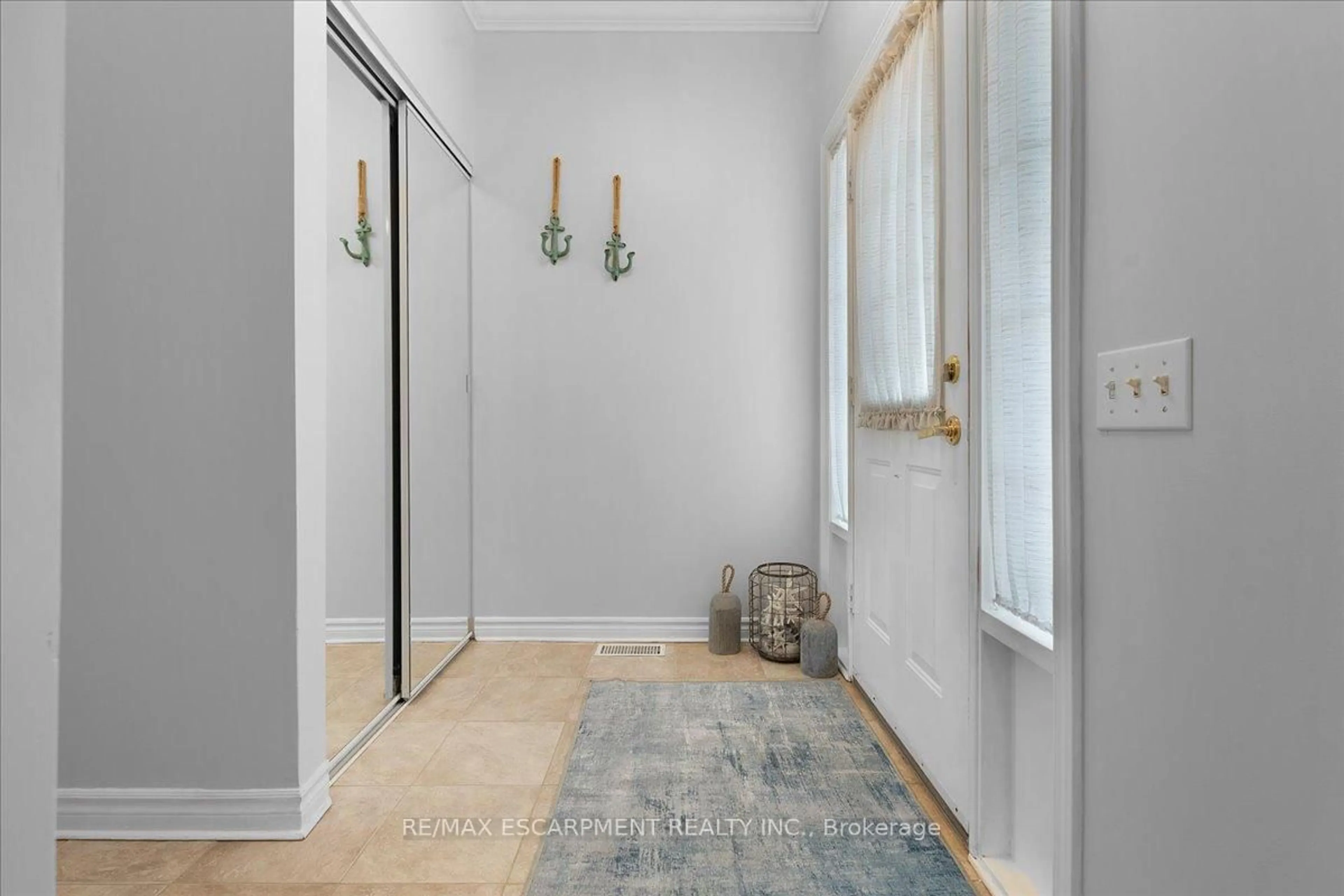 Indoor entryway for 37 SILVERBIRCH Blvd, Hamilton Ontario L0R 1W0