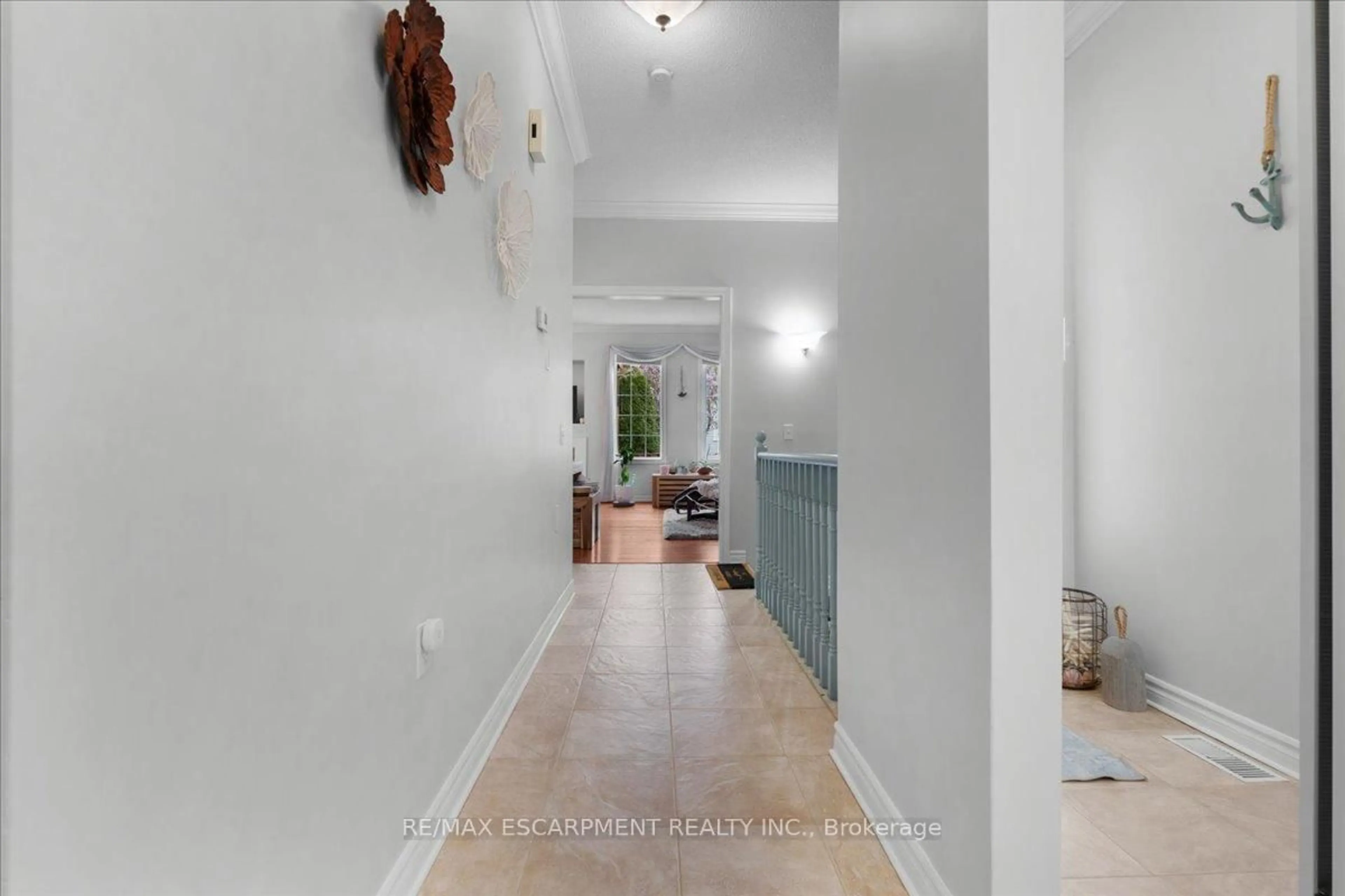 Indoor foyer for 37 SILVERBIRCH Blvd, Hamilton Ontario L0R 1W0