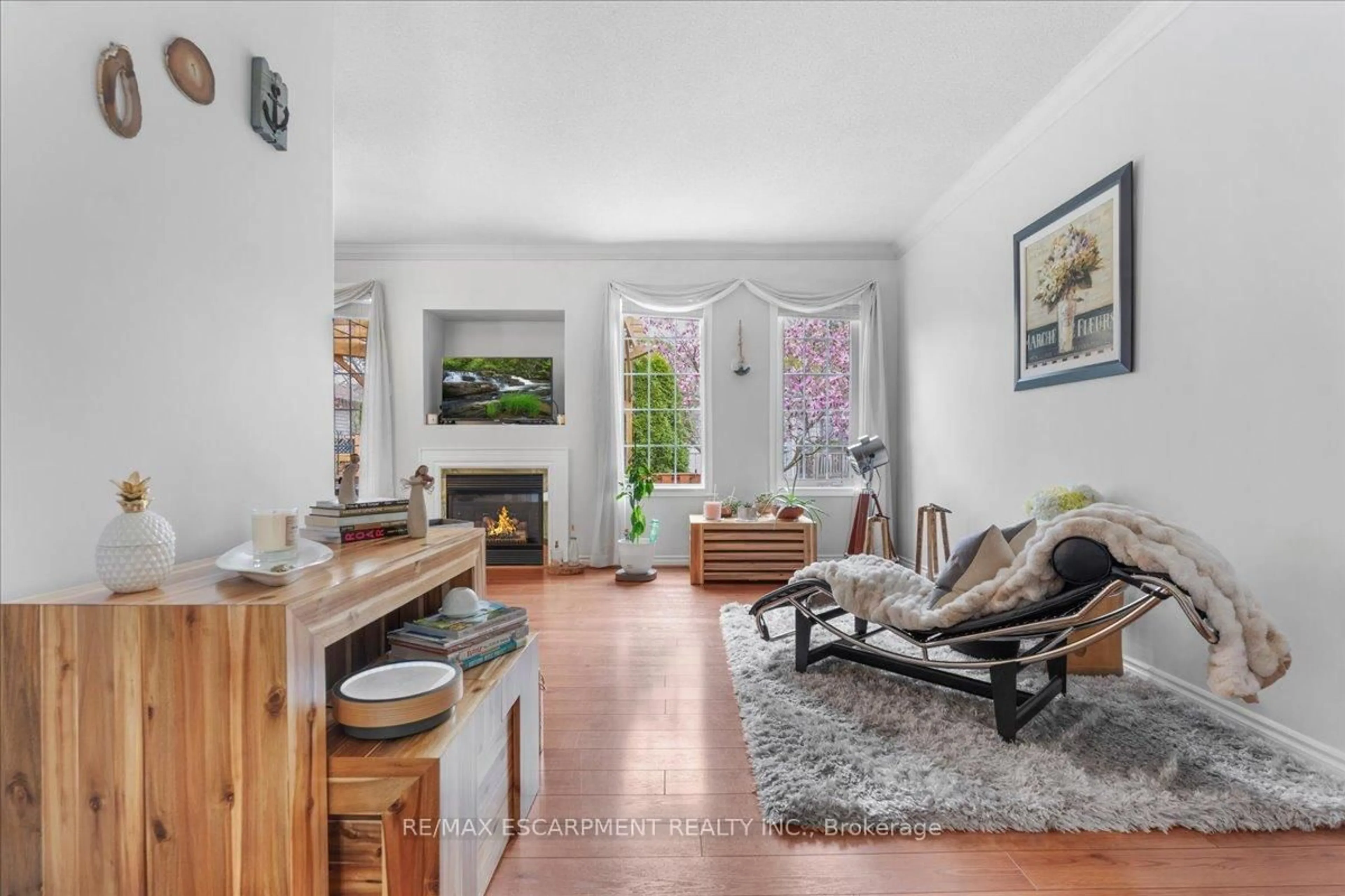 Living room with furniture, unknown for 37 SILVERBIRCH Blvd, Hamilton Ontario L0R 1W0