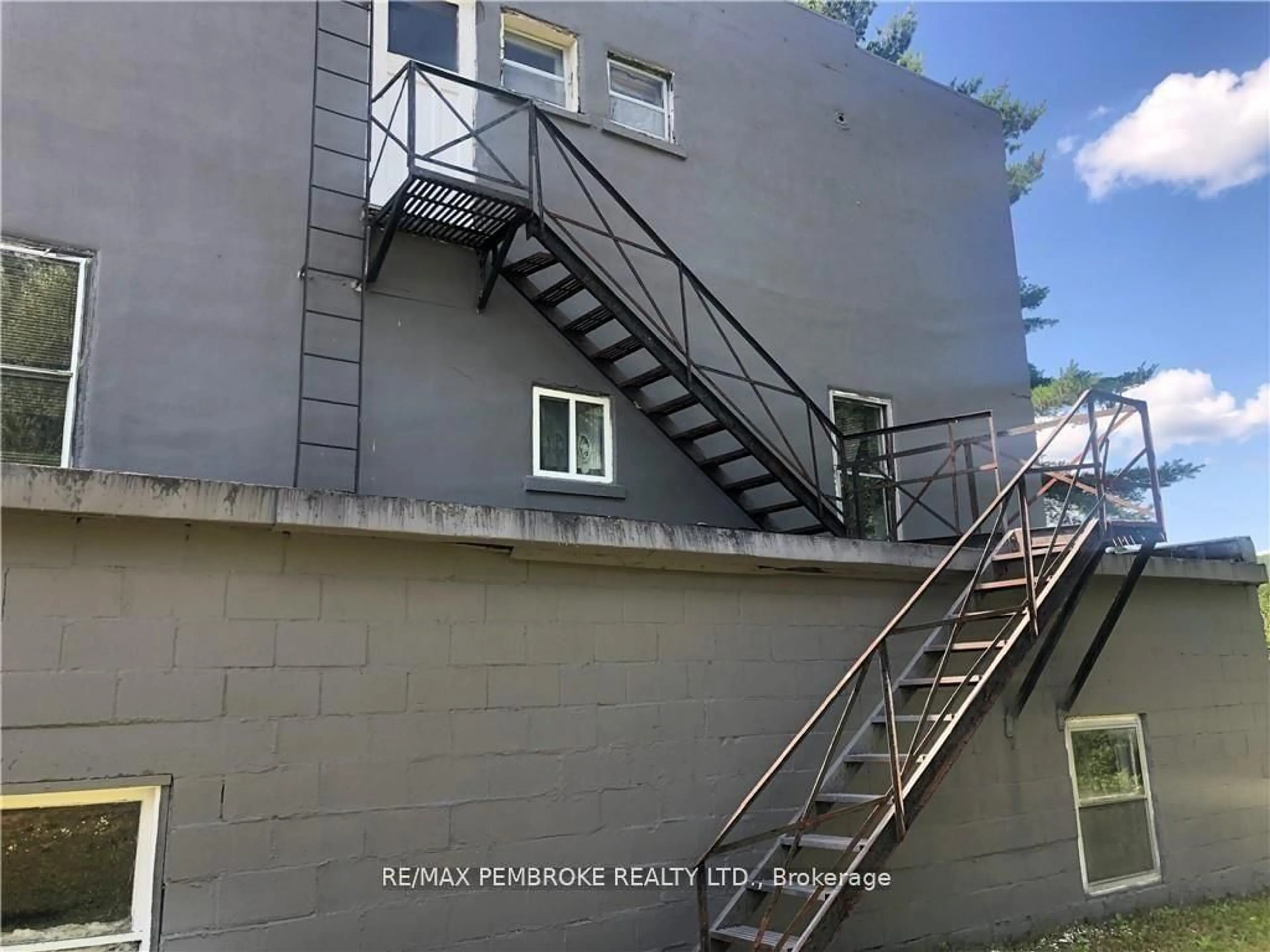 Stairs for 40650 Highway 17 Highway, Stonecliffe Ontario K0J 2K0