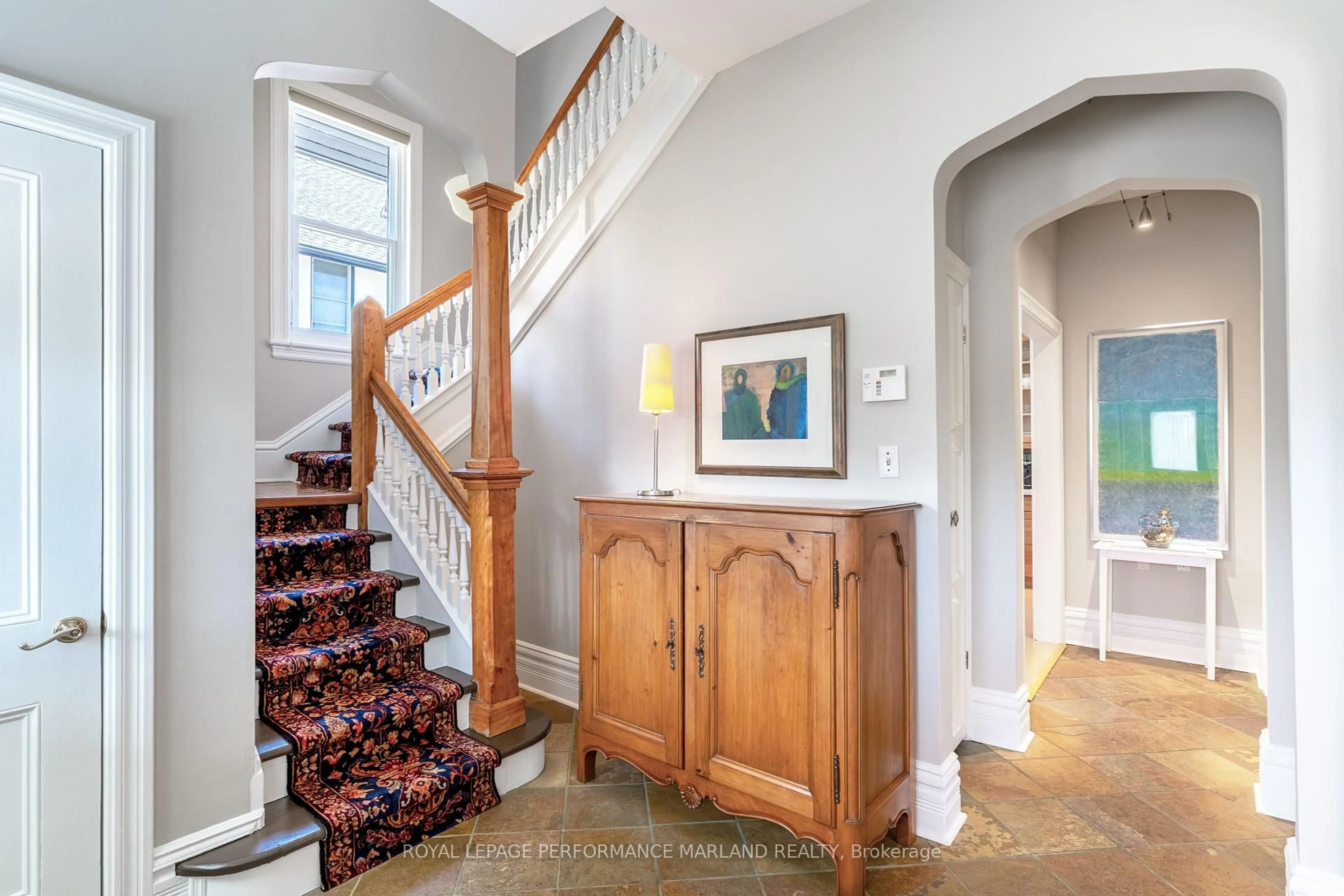 Indoor foyer for 105 Cameron Ave, Ottawa Ontario K1S 0W8