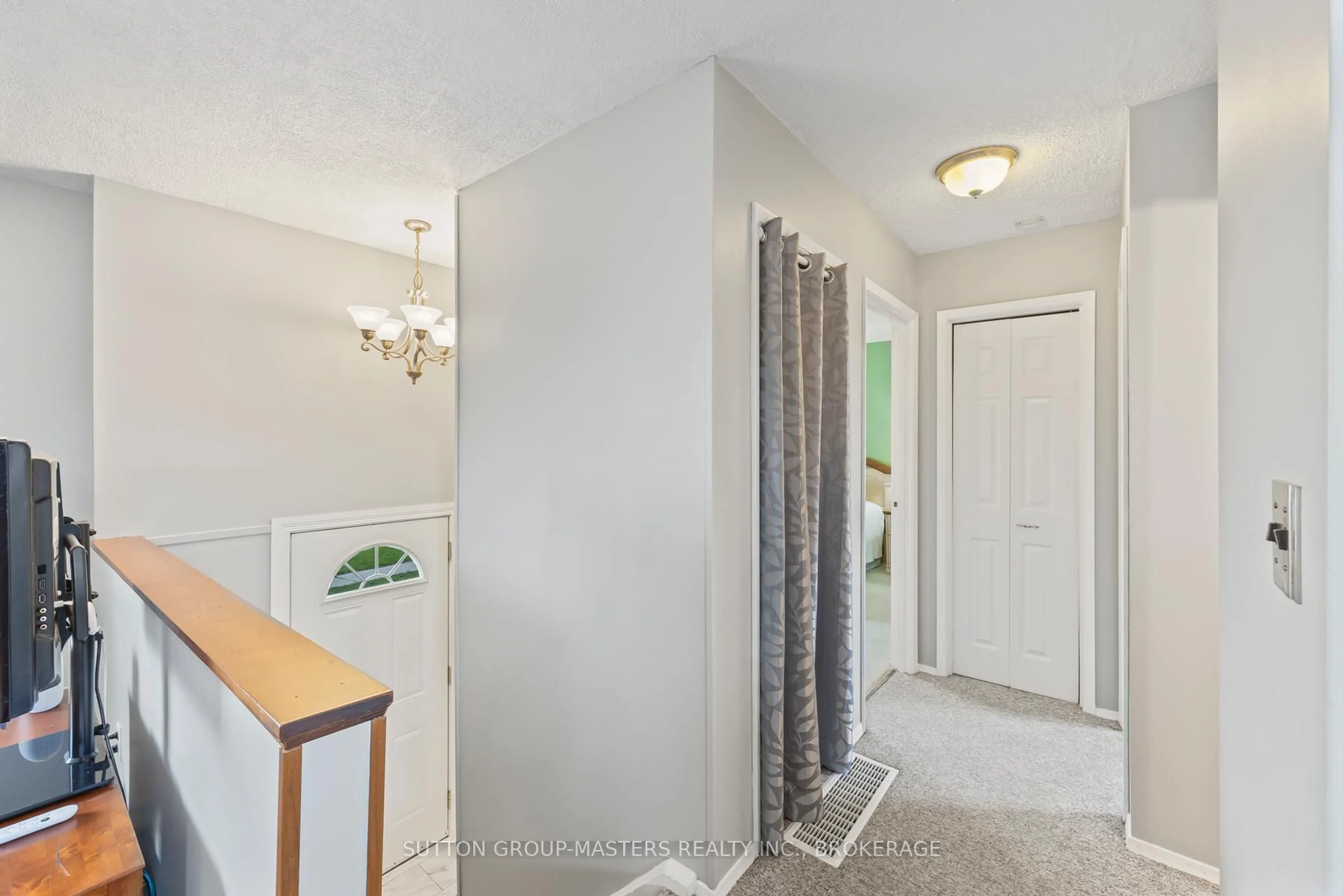 Indoor entryway for 128 Sherwood Ave, Loyalist Ontario K7N 1N8