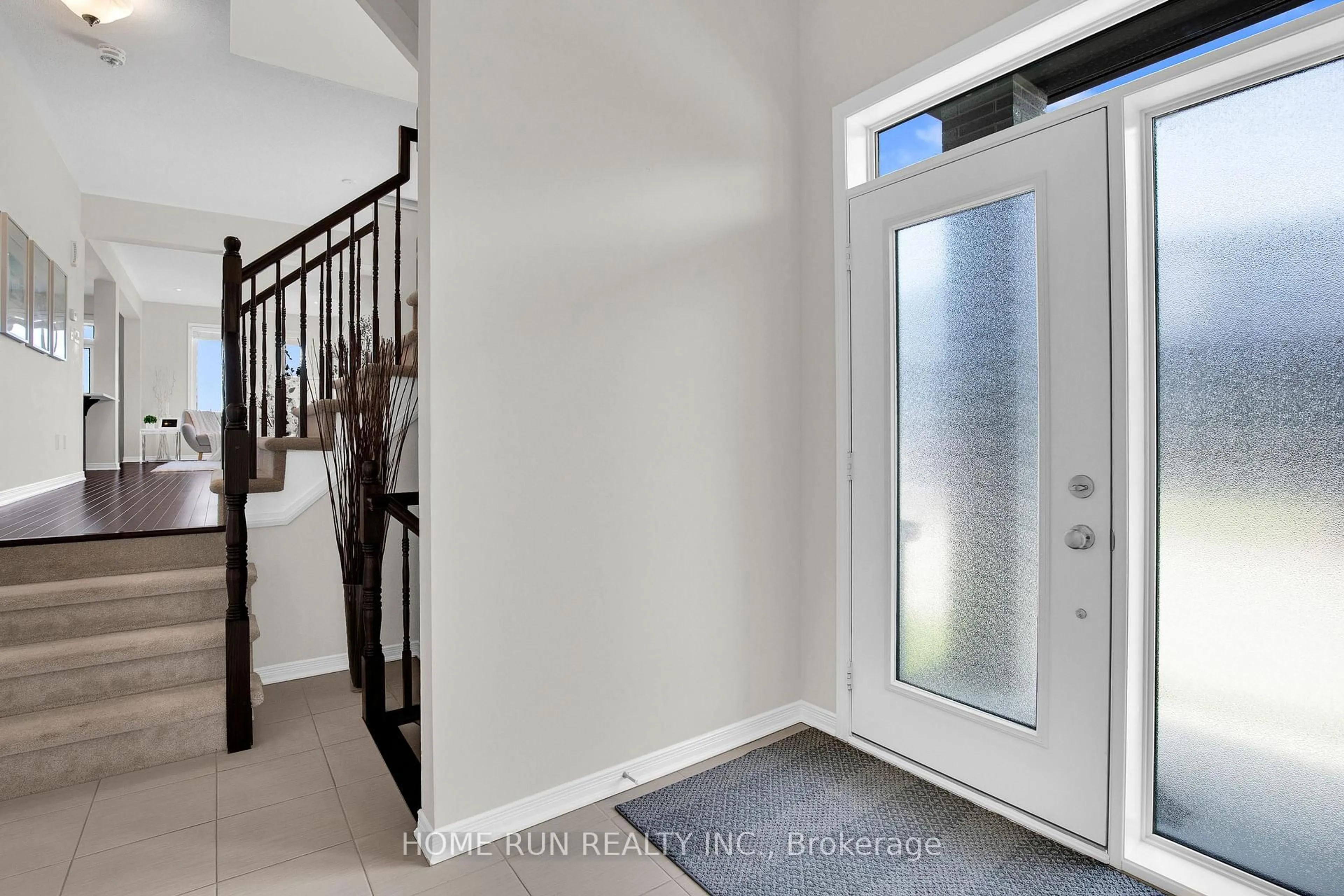 Indoor entryway for 569 Radiant Private, Ottawa Ontario K2M 0M7