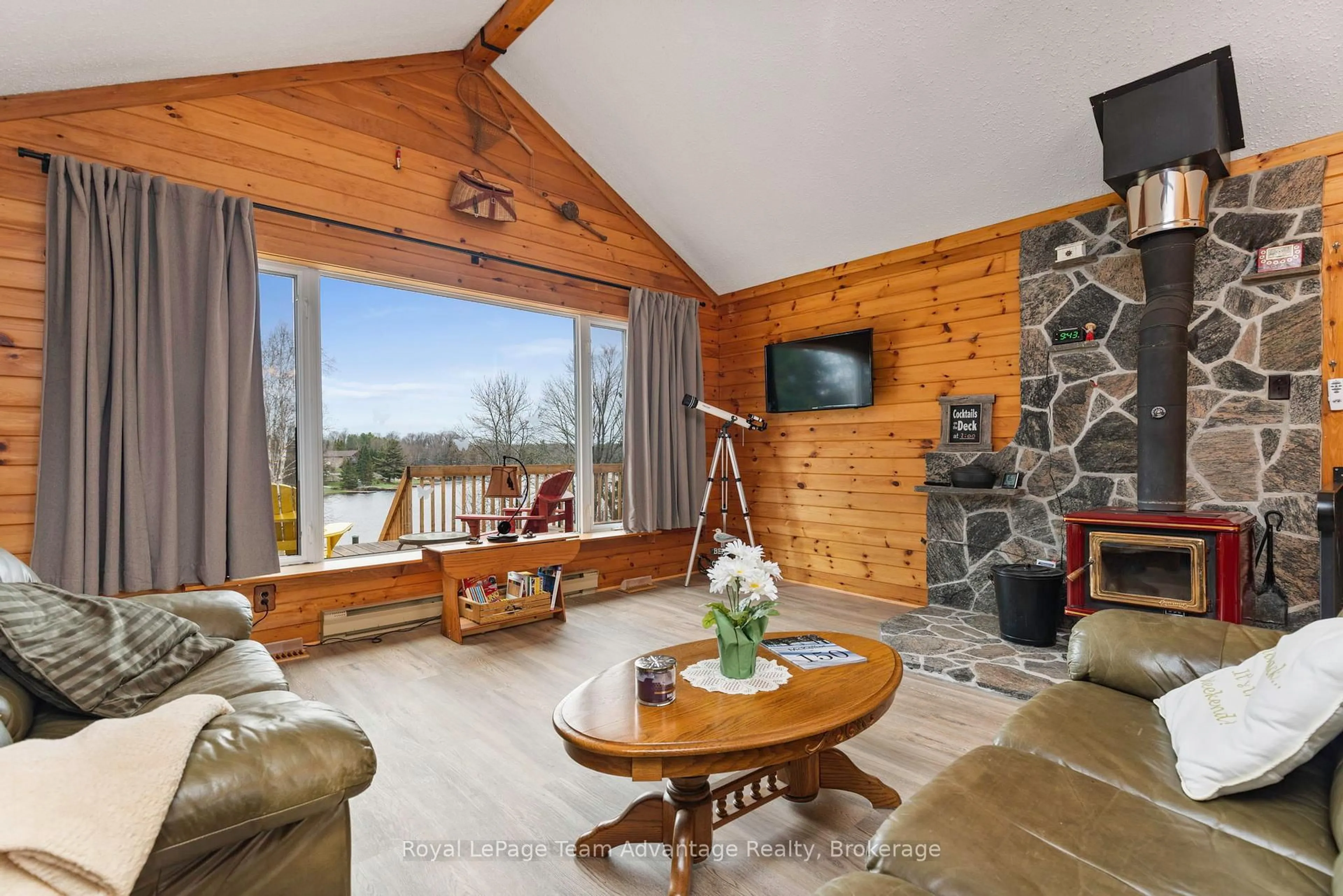 Living room with furniture, wood/laminate floor for 88 Stoney Rd, McKellar Ontario P0G 1C0
