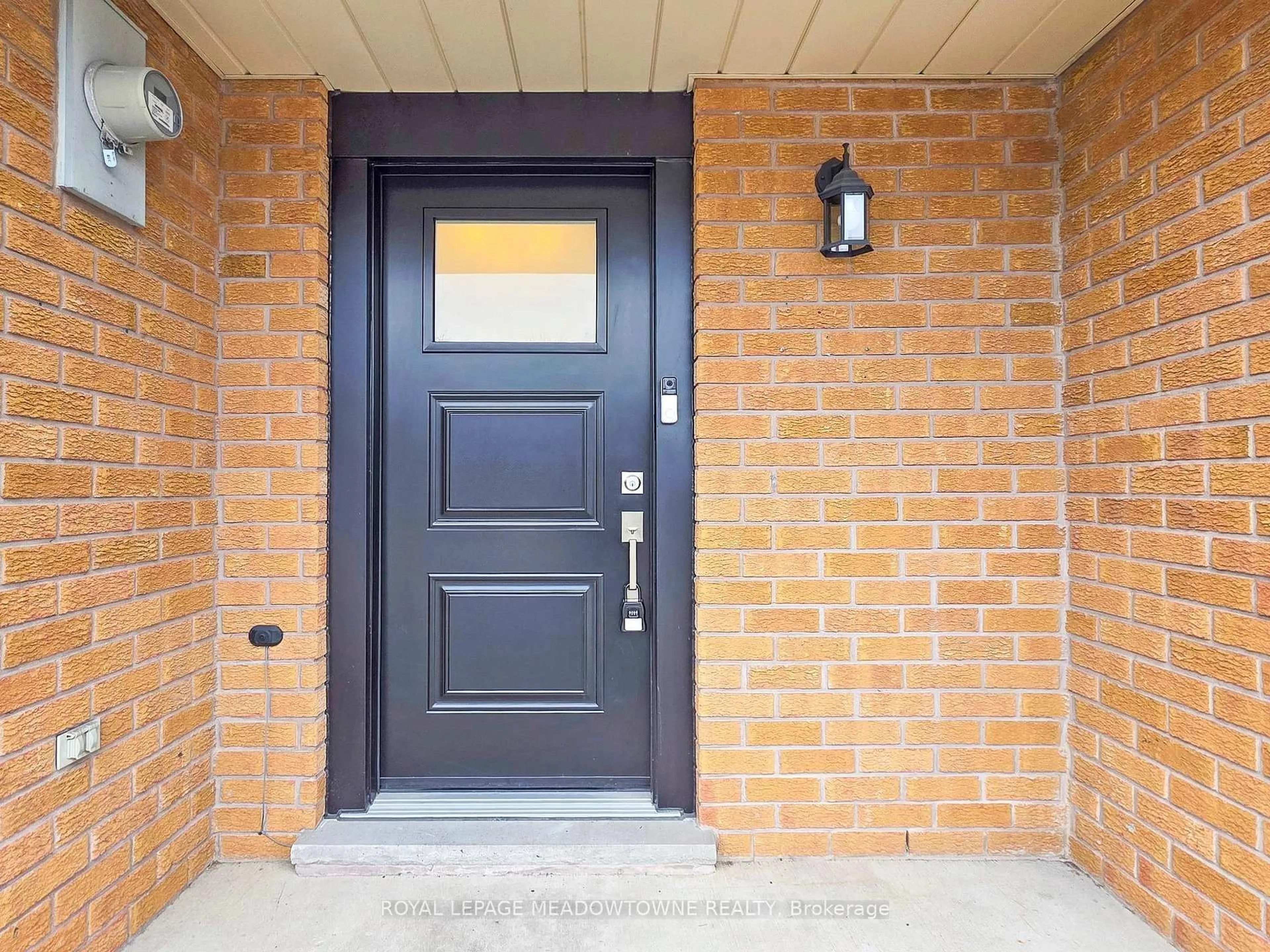Indoor entryway for 152 Essling Ave, Hamilton Ontario L9B 2H9