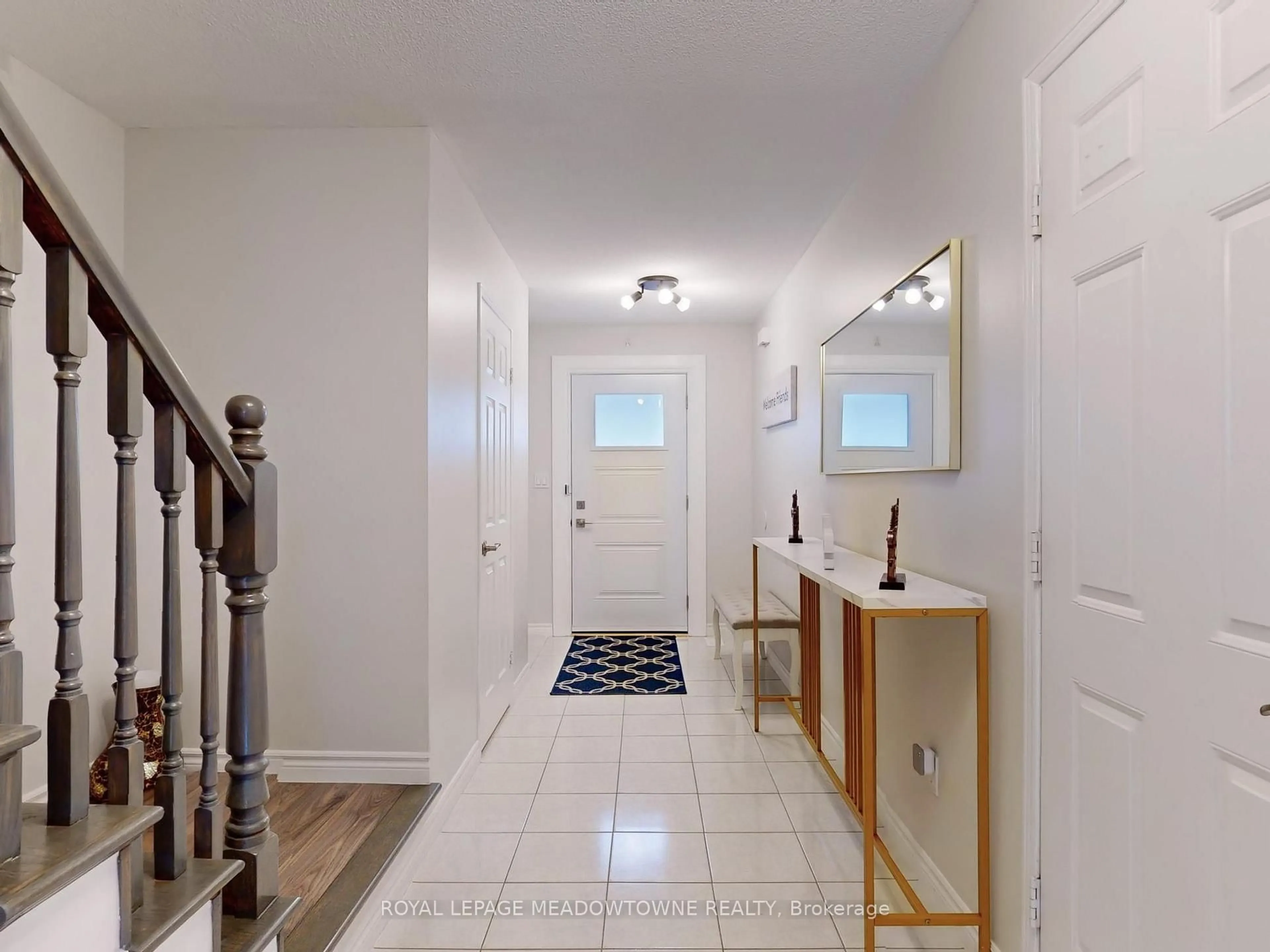 Indoor entryway for 152 Essling Ave, Hamilton Ontario L9B 2H9