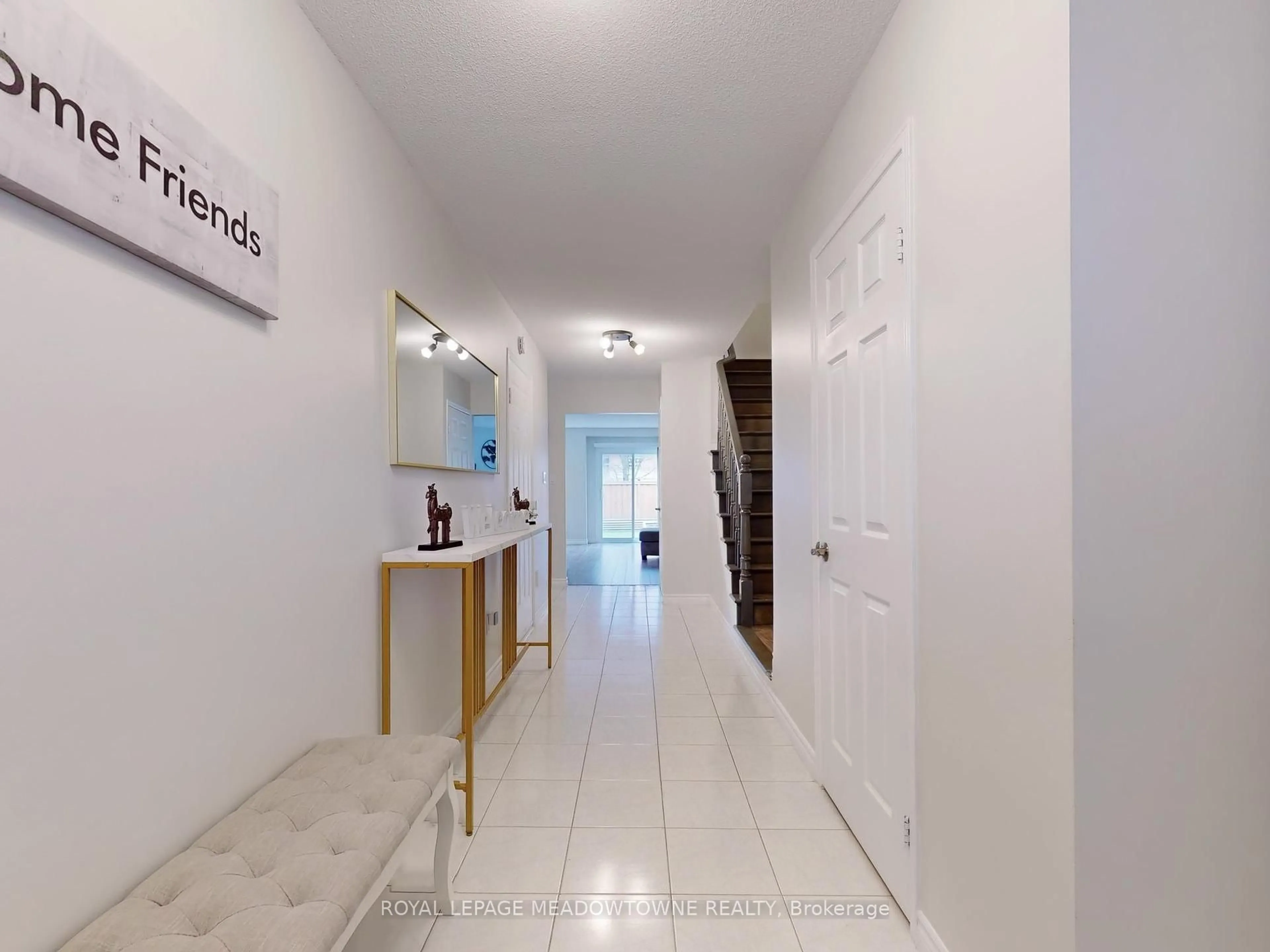 Indoor entryway for 152 Essling Ave, Hamilton Ontario L9B 2H9