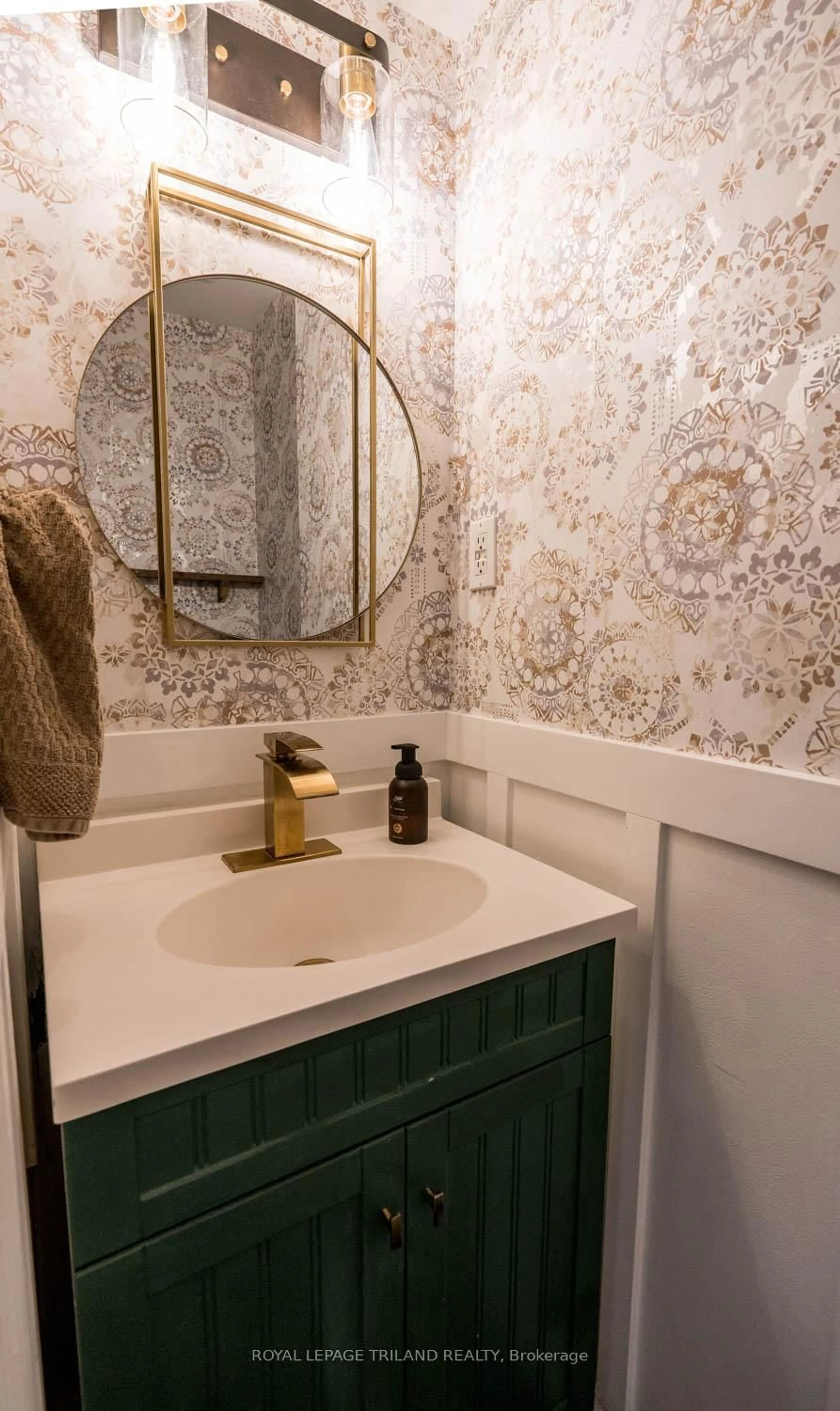 Contemporary bathroom, ceramic/tile floor for 507 Jeffreybrook Clse, London North Ontario N5X 2S5