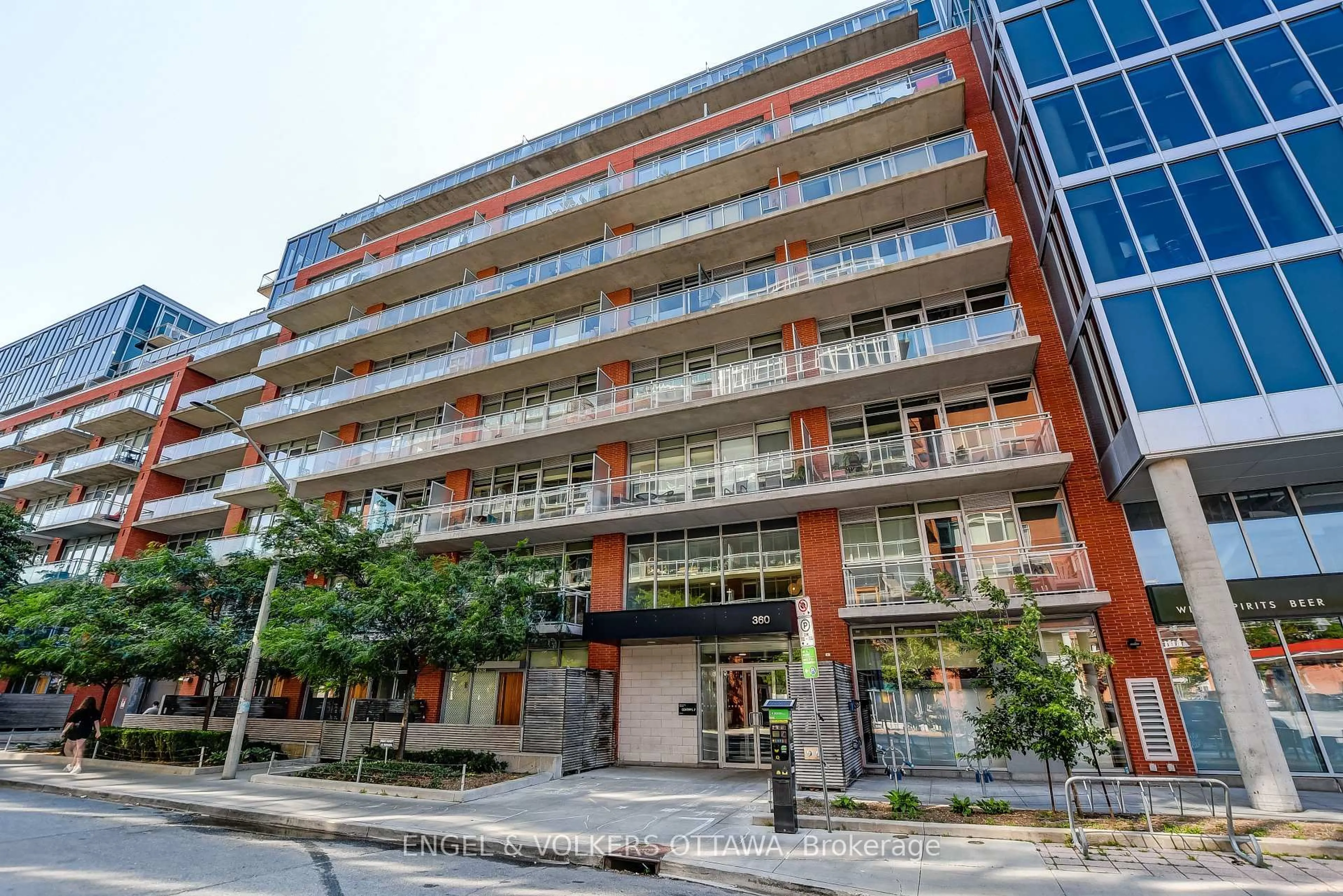 Patio, building for 360 McLeod St #516, Ottawa Ontario K2P 1A9