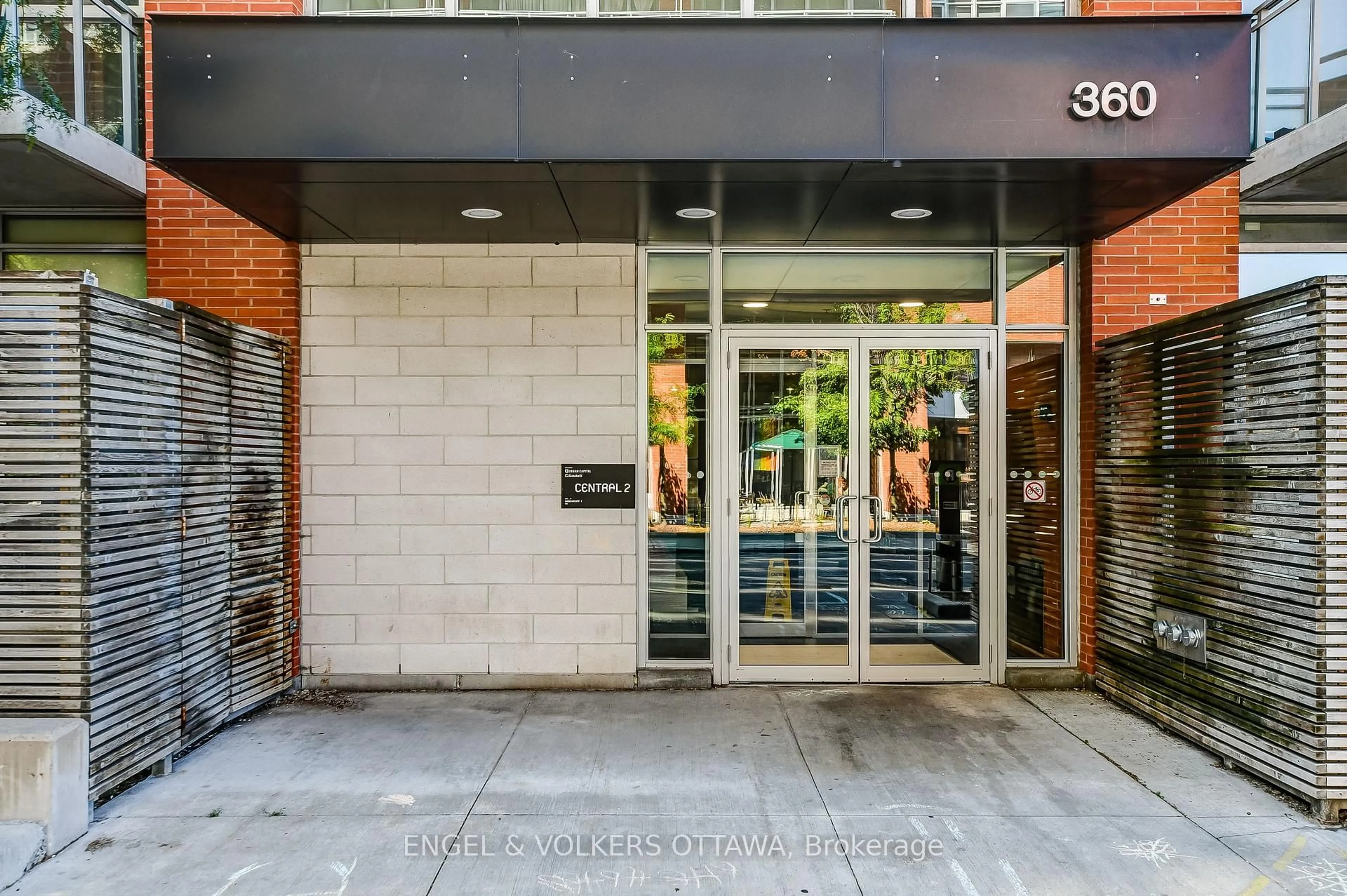 Indoor foyer for 360 McLeod St #516, Ottawa Ontario K2P 1A9