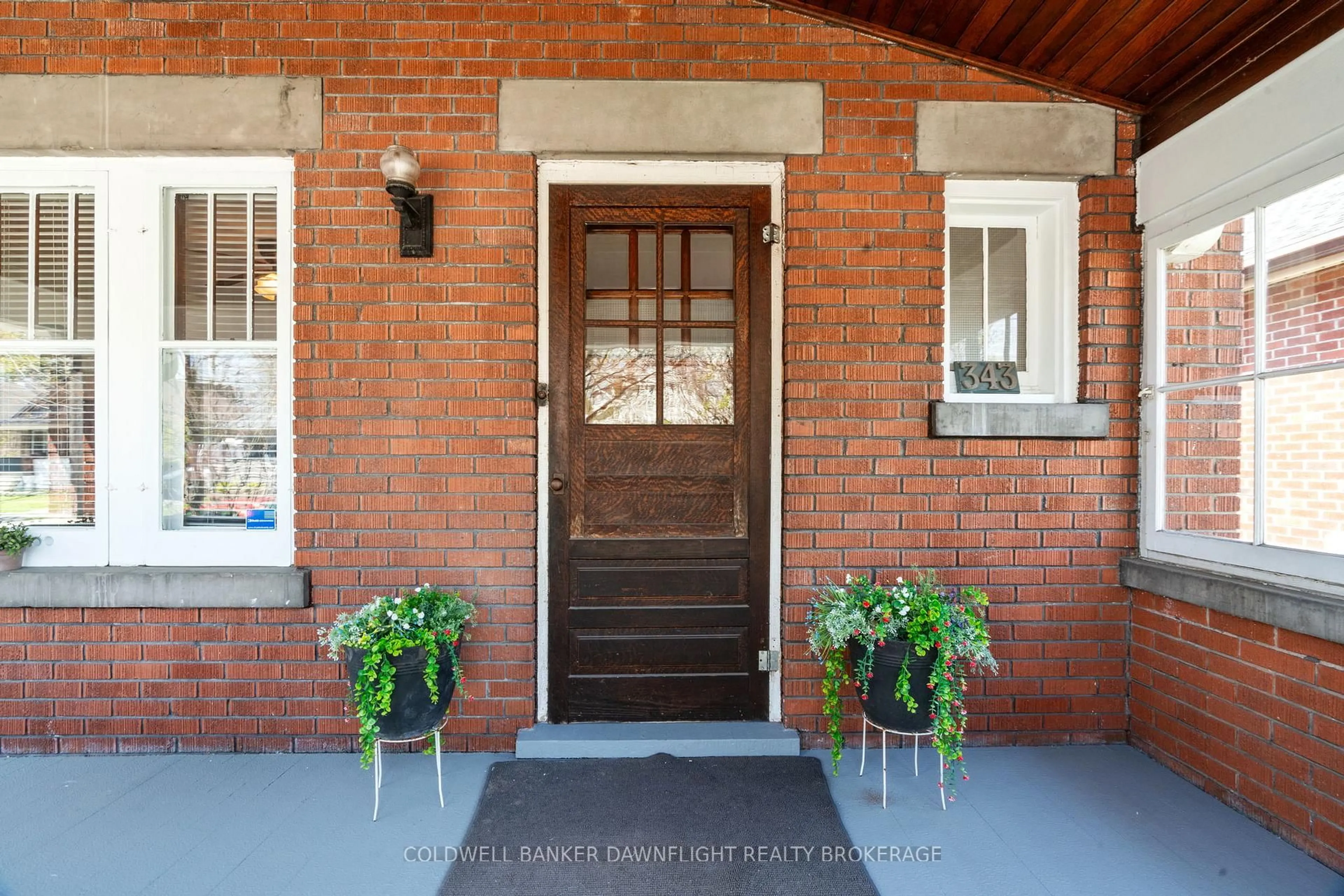 Indoor entryway for 343 Oakland Ave, London East Ontario N5W 4J7