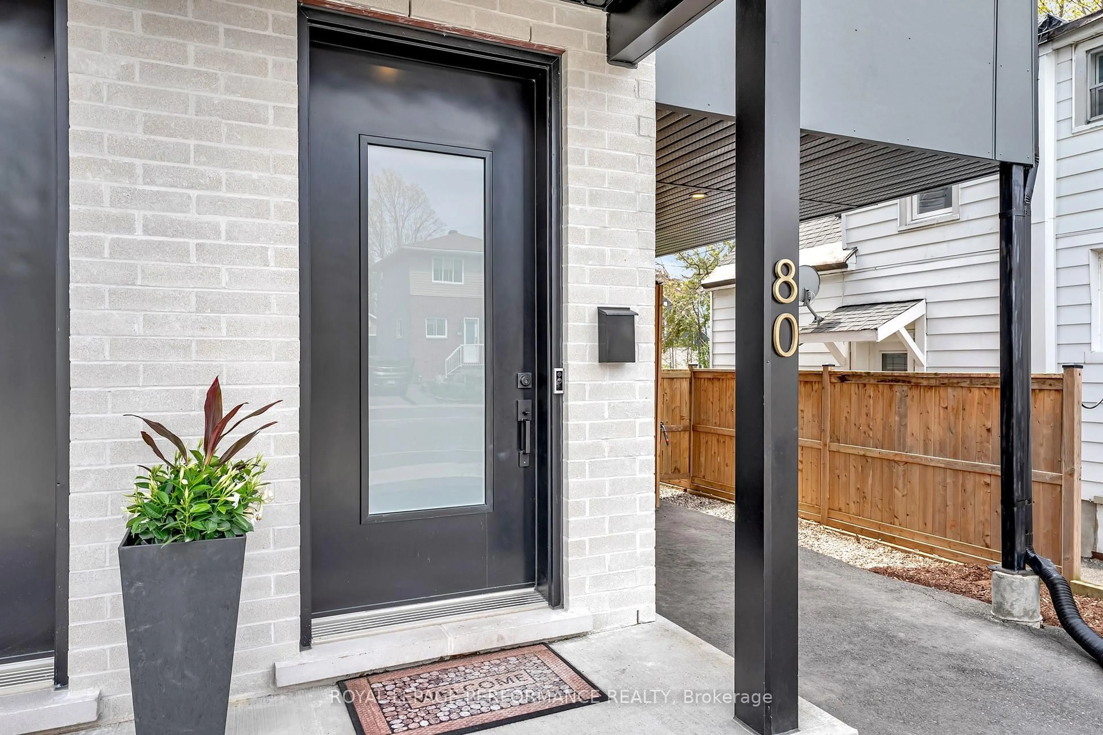 Indoor entryway for 80 Dagmar Ave, Ottawa Ontario K1L 5T4