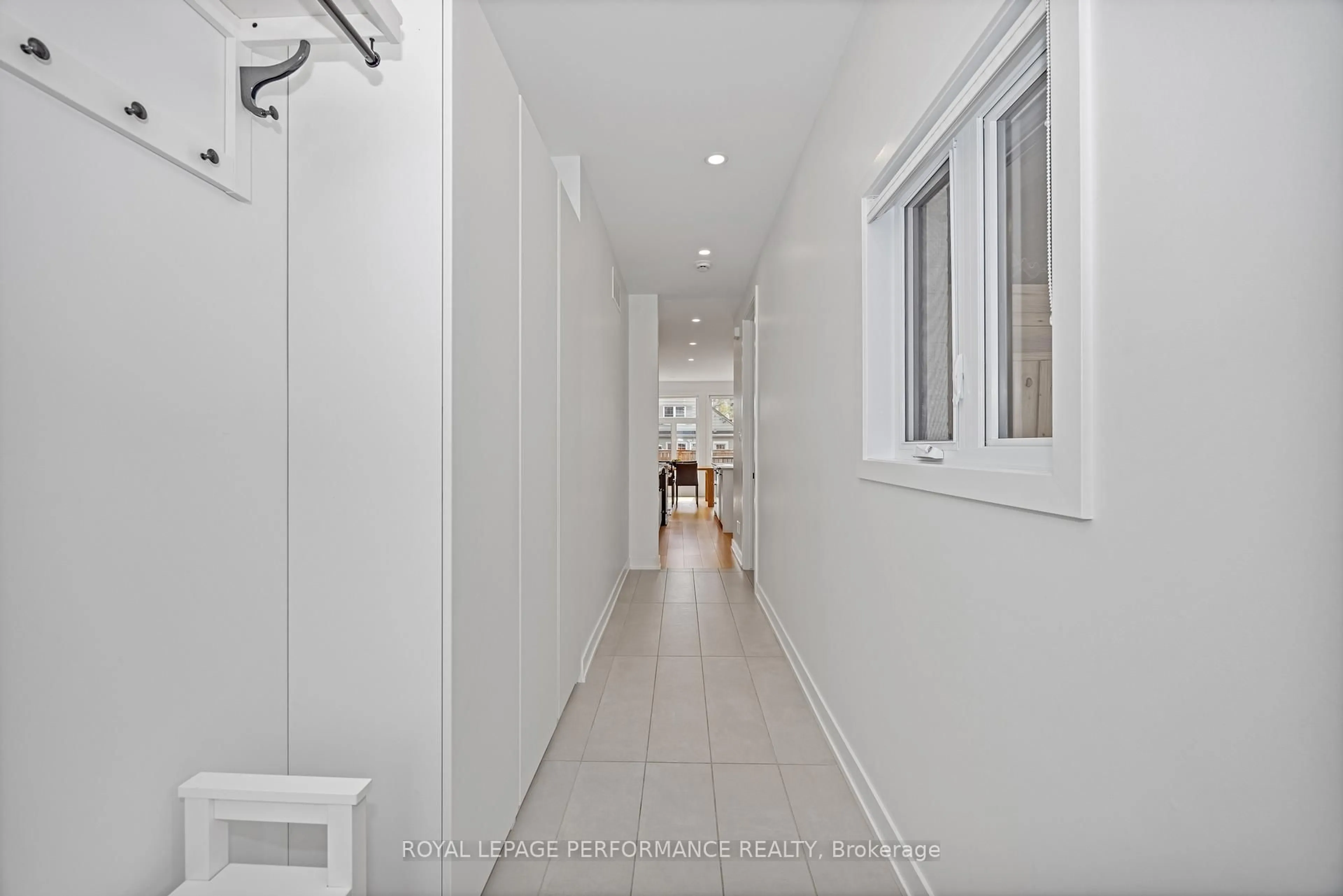 Indoor entryway for 80 Dagmar Ave, Ottawa Ontario K1L 5T4