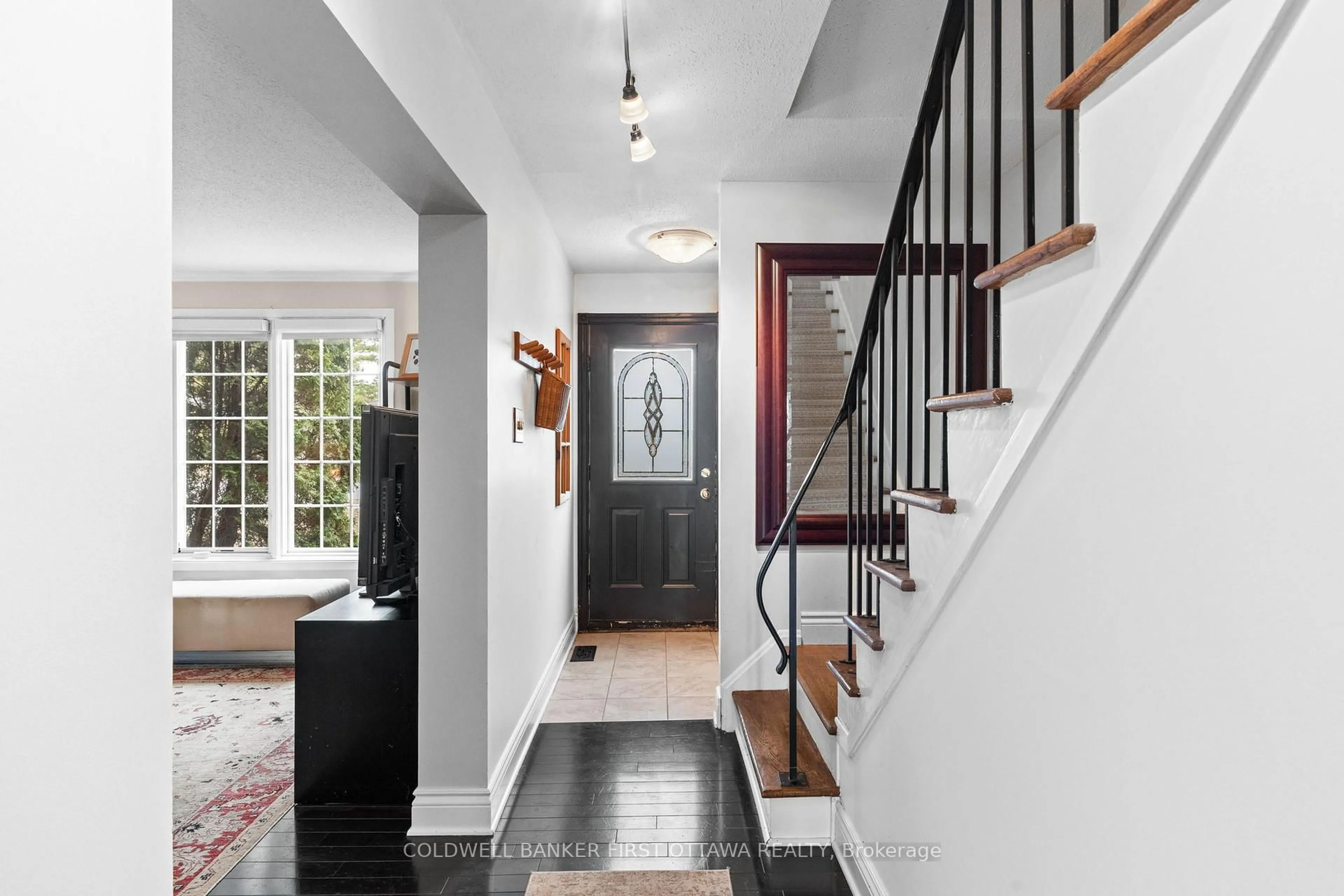 Indoor entryway for 823 Eastvale Dr, Ottawa Ontario K1J 6Z9