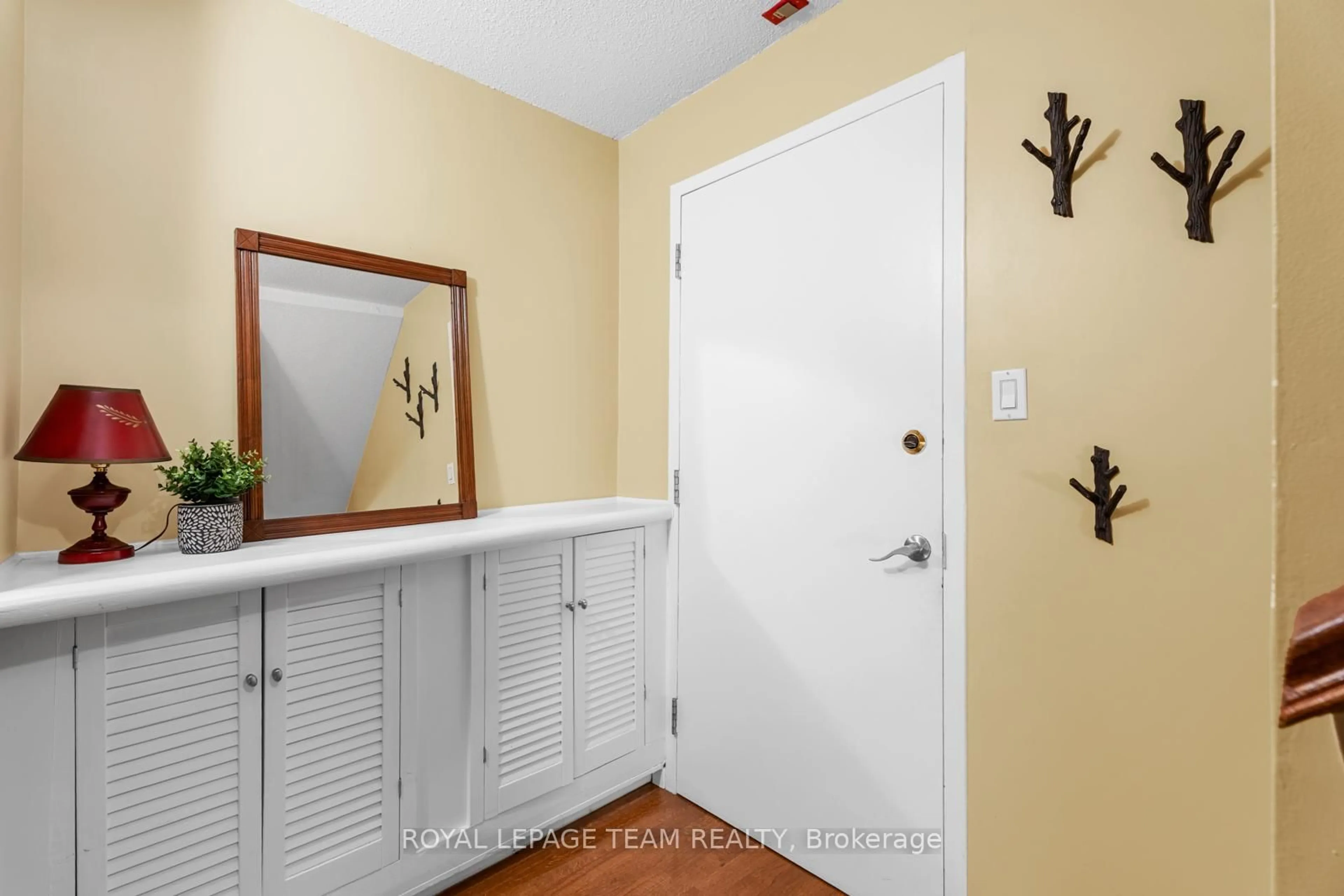 Indoor entryway for 74 Somerset St #2, Ottawa Ontario K2P 0H5