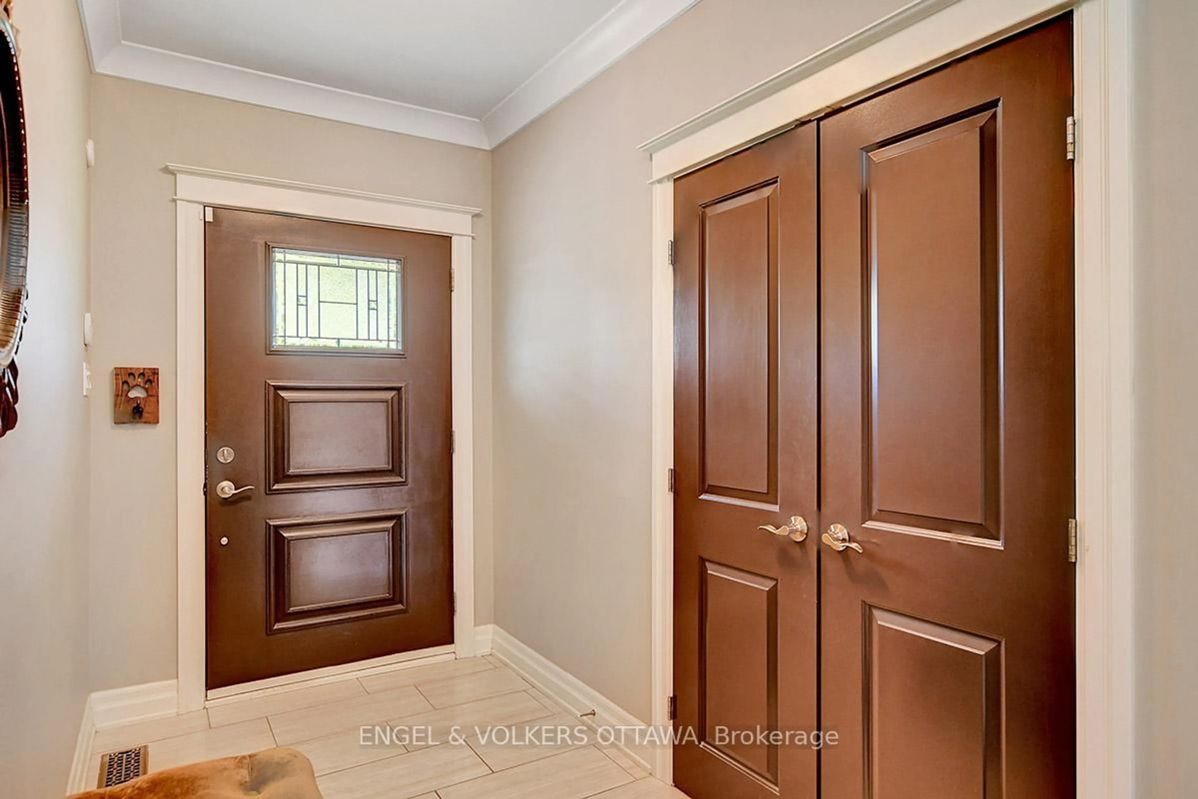 Indoor entryway for 1438 Randall Ave, Ottawa Ontario K1H 7R7