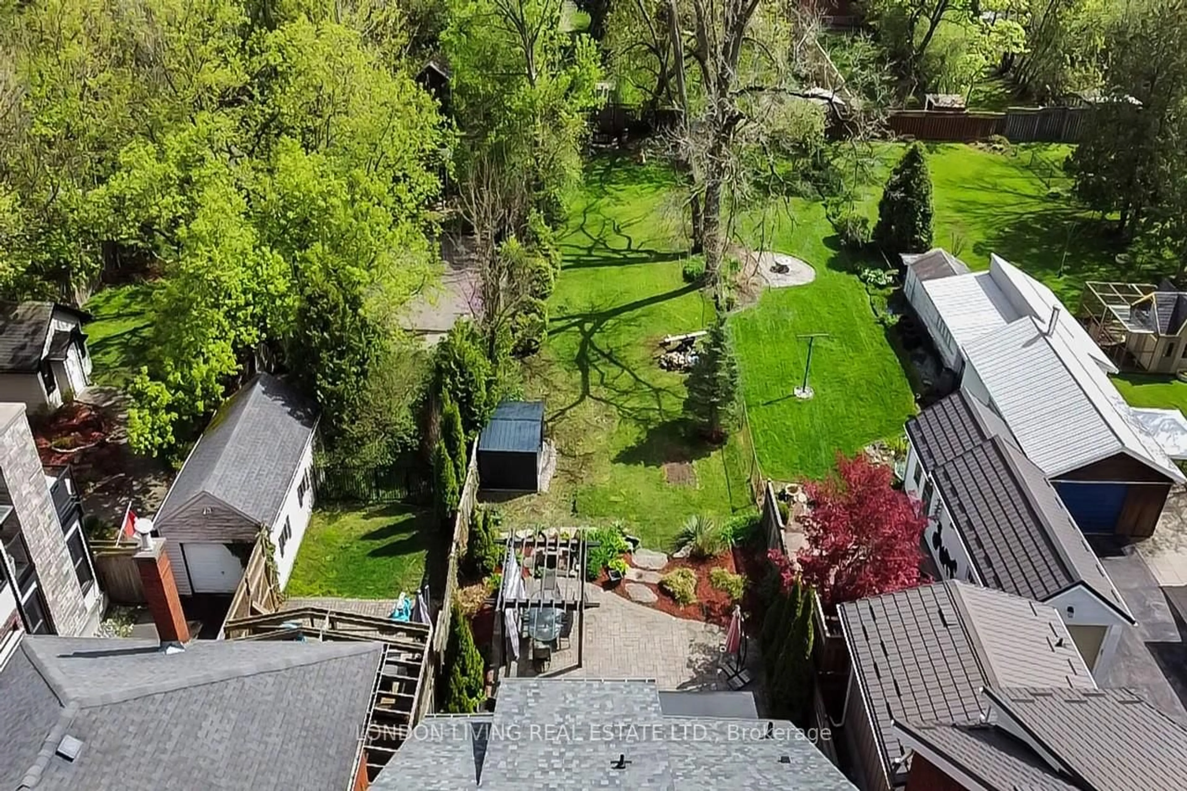 A pic from outside/outdoor area/front of a property/back of a property/a pic from drone, street for 165 Tecumseh Ave, London South Ontario N6C 1S3