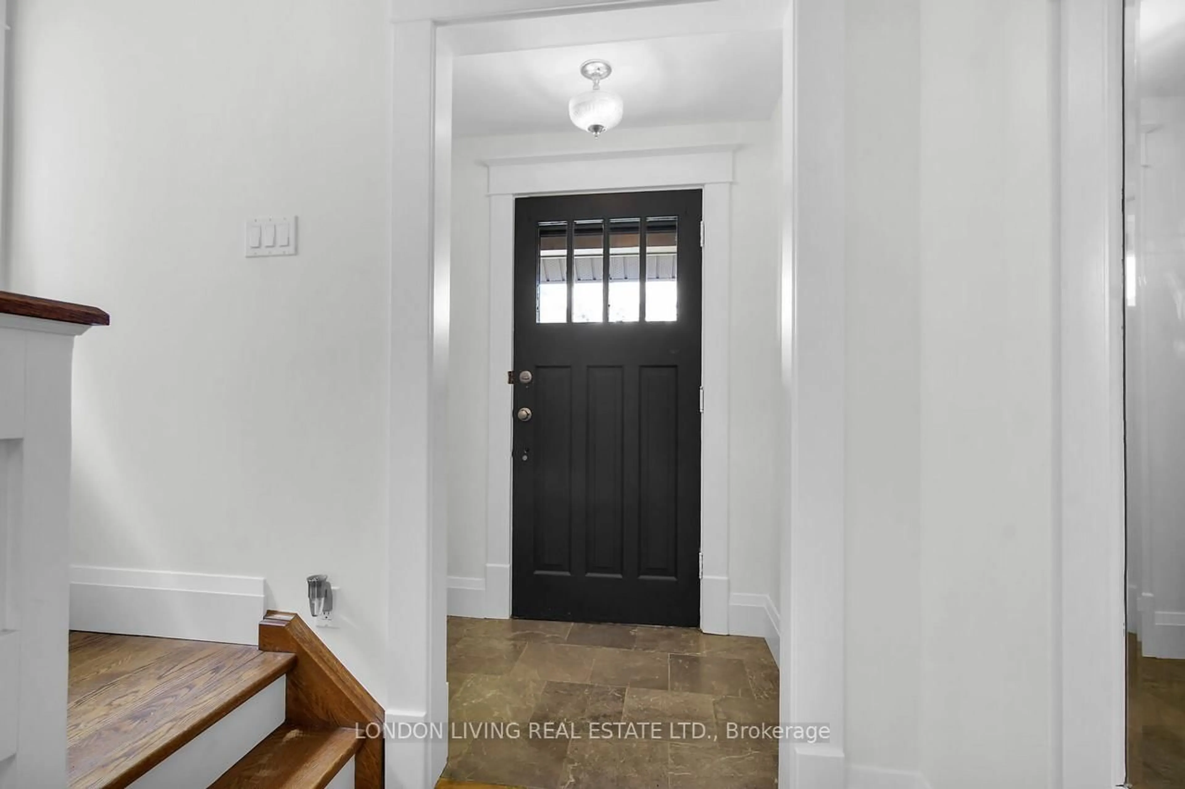 Indoor entryway for 165 Tecumseh Ave, London South Ontario N6C 1S3