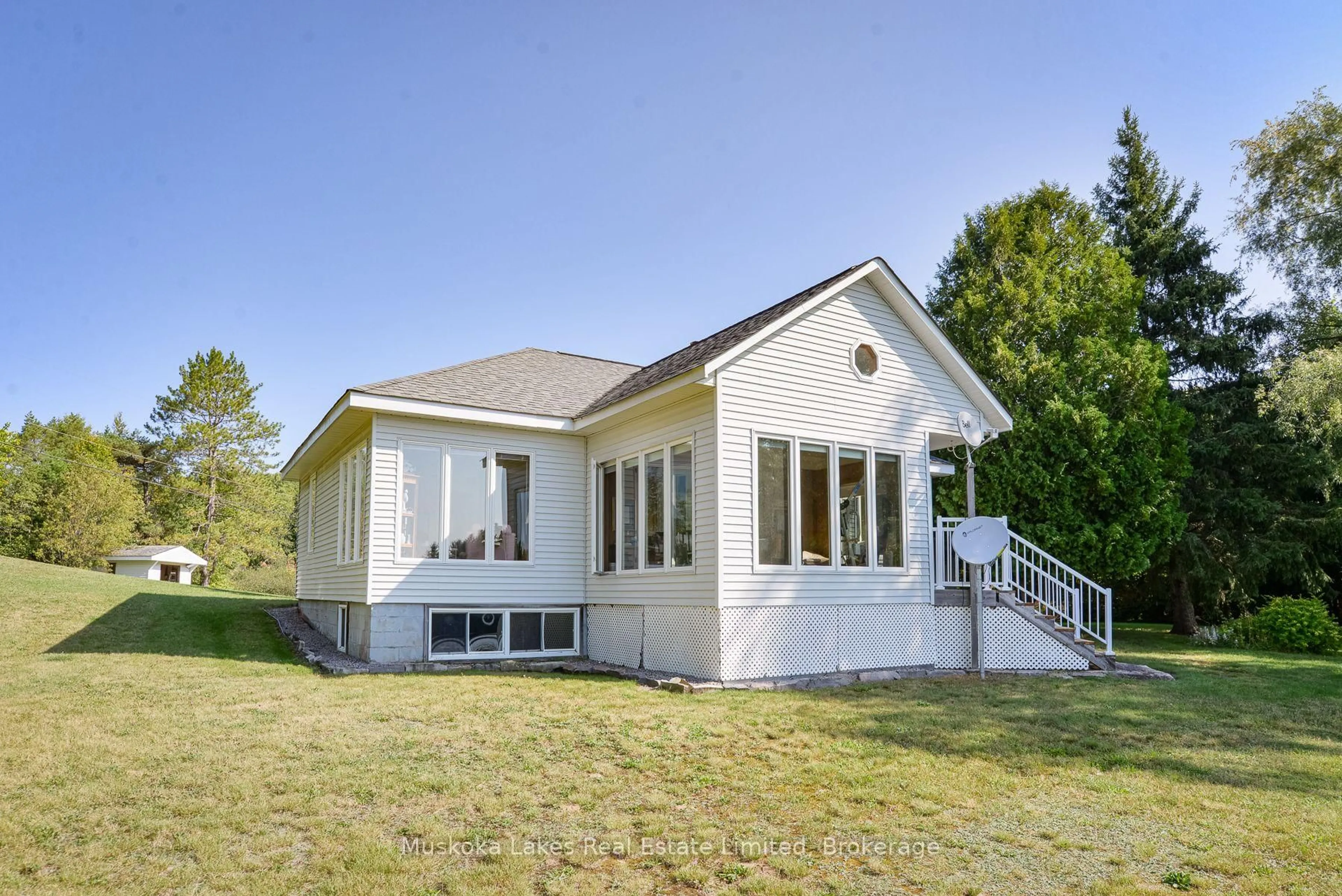 Home with vinyl exterior material, building for 93 Steeles Rd, Seguin Ontario P0C 1J0