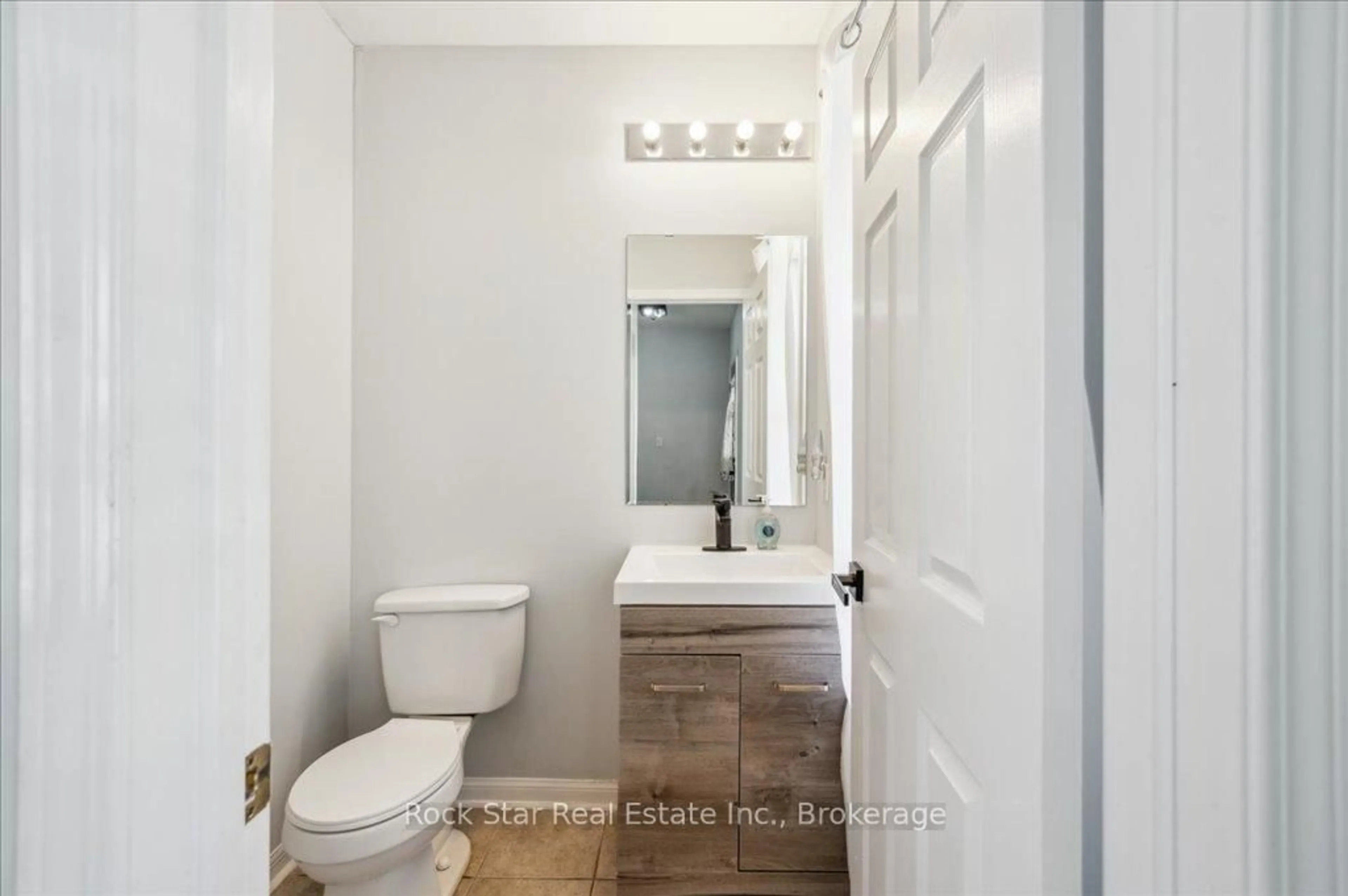 Standard bathroom, ceramic/tile floor for 189 Coulthard Blvd, Cambridge Ontario N1T 2J6