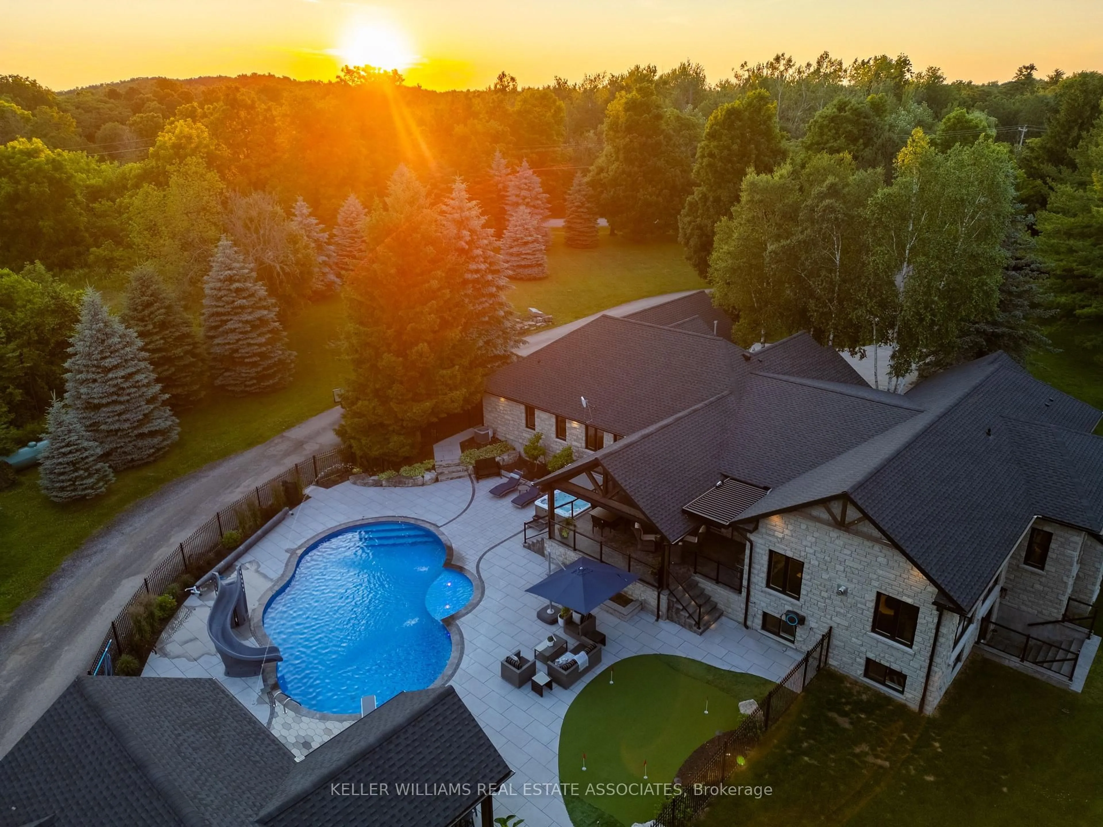 A pic from outside/outdoor area/front of a property/back of a property/a pic from drone, mountain view for 102 Concession 11 N/A, Hamilton Ontario L8B 1H8