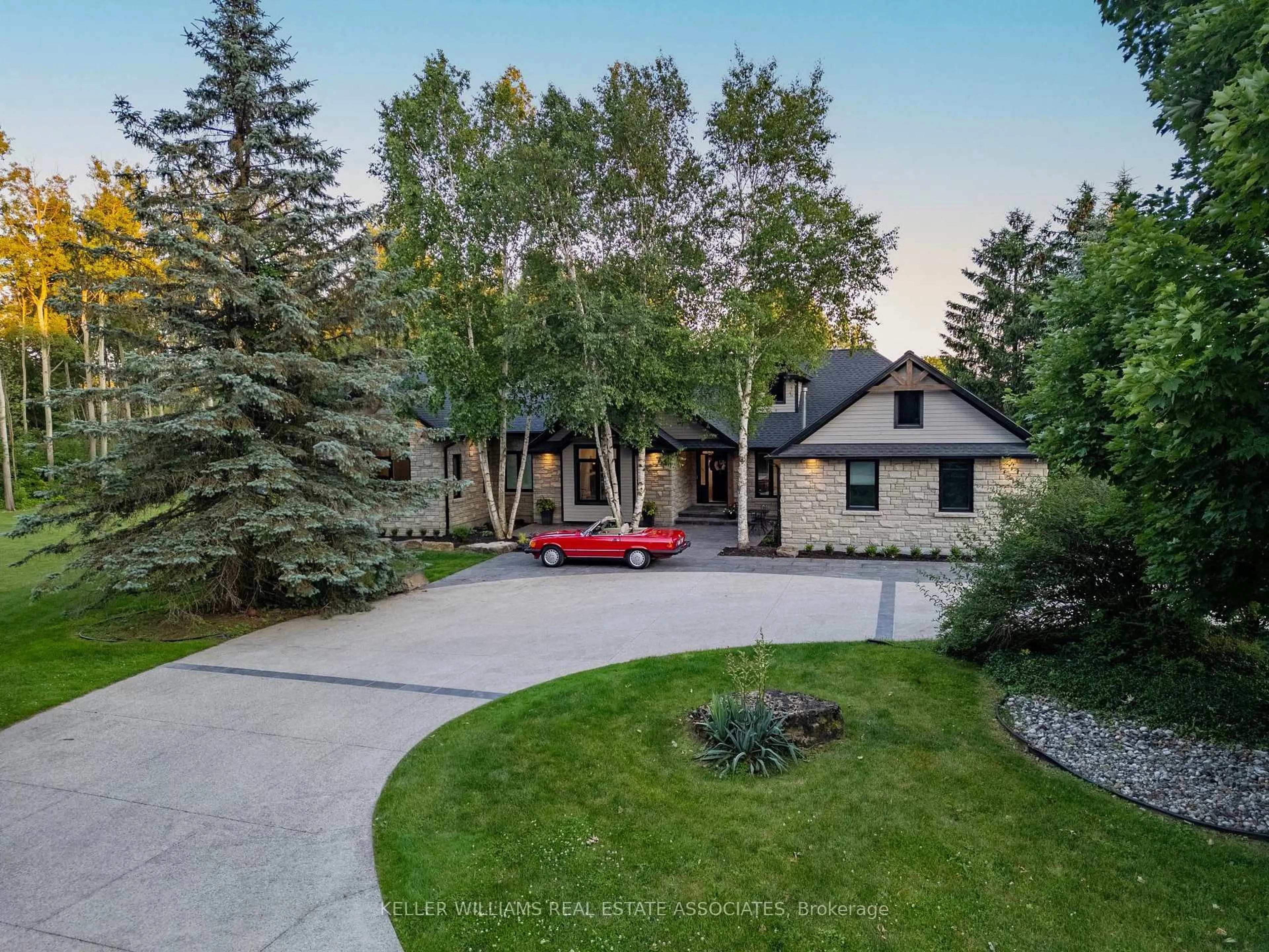 A pic from outside/outdoor area/front of a property/back of a property/a pic from drone, street for 102 Concession 11 N/A, Hamilton Ontario L8B 1H8