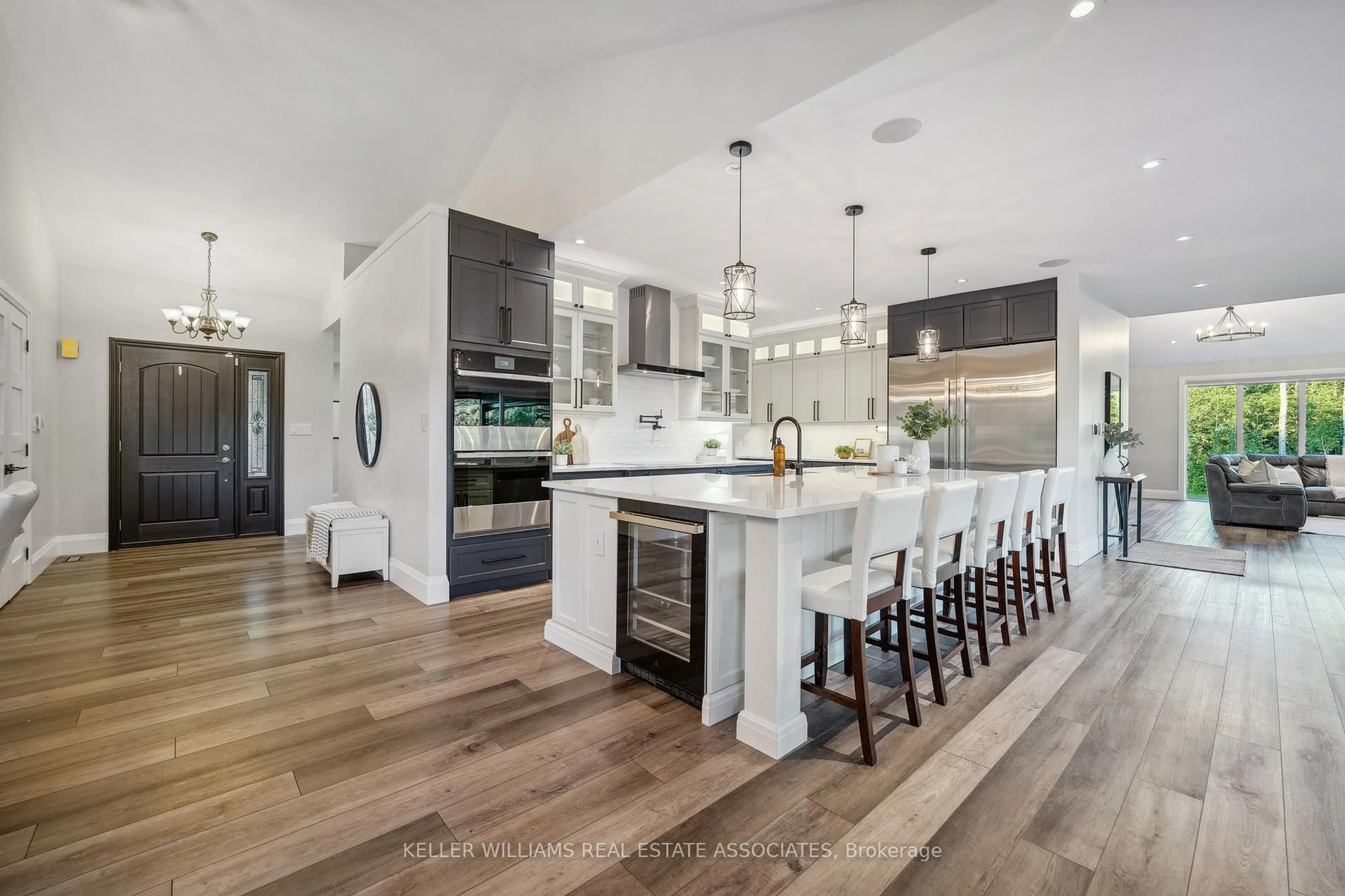 Open concept kitchen, wood/laminate floor for 102 Concession 11 N/A, Hamilton Ontario L8B 1H8