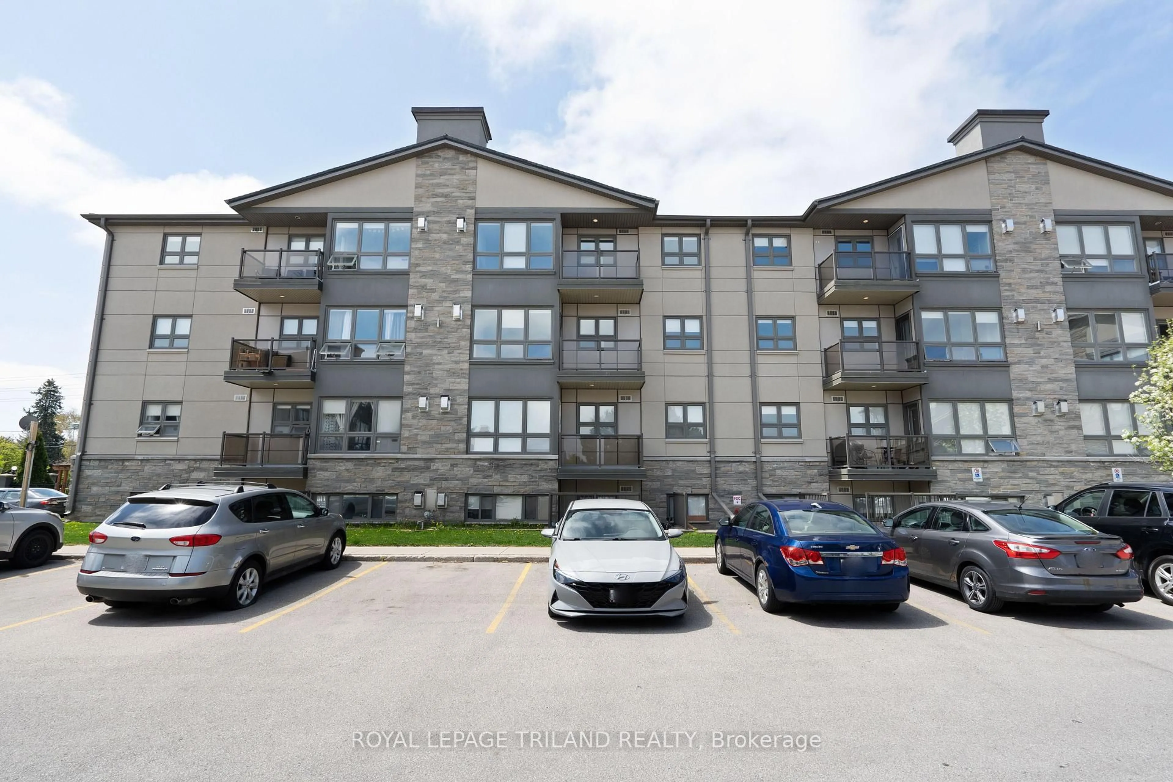 A pic from outside/outdoor area/front of a property/back of a property/a pic from drone, building for 15 Jacksway Cres #315, London North Ontario N5X 3T8