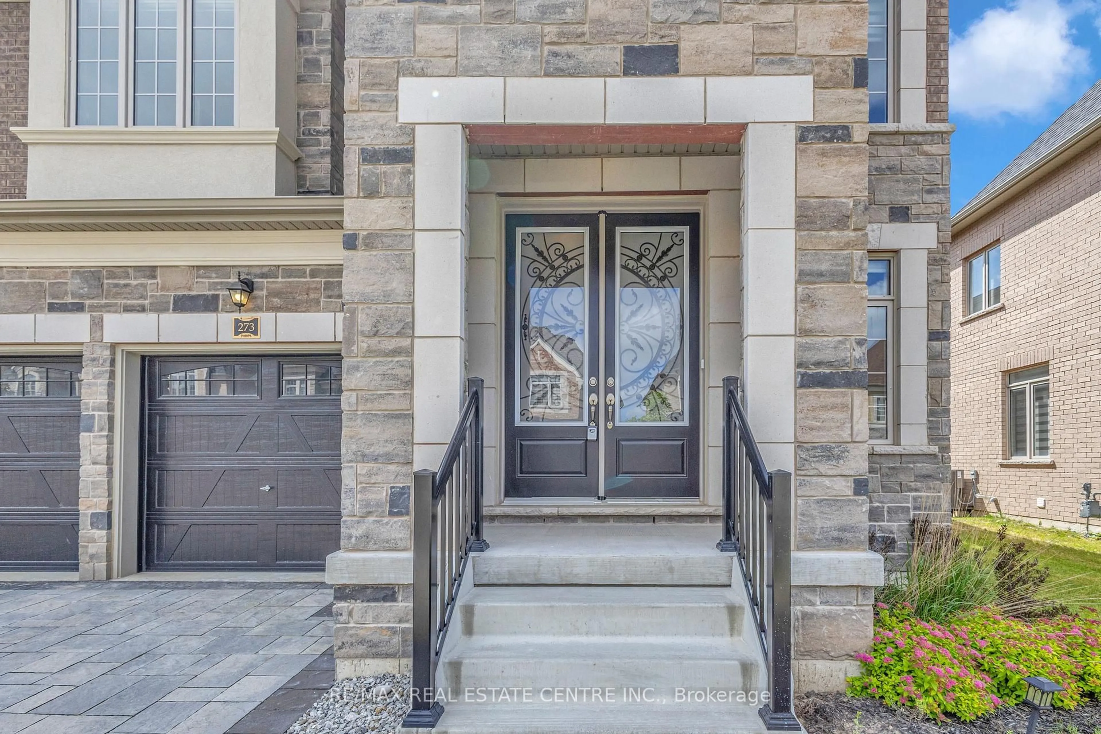 Indoor entryway for 273 Forest Creek Dr, Kitchener Ontario N2R 0M6