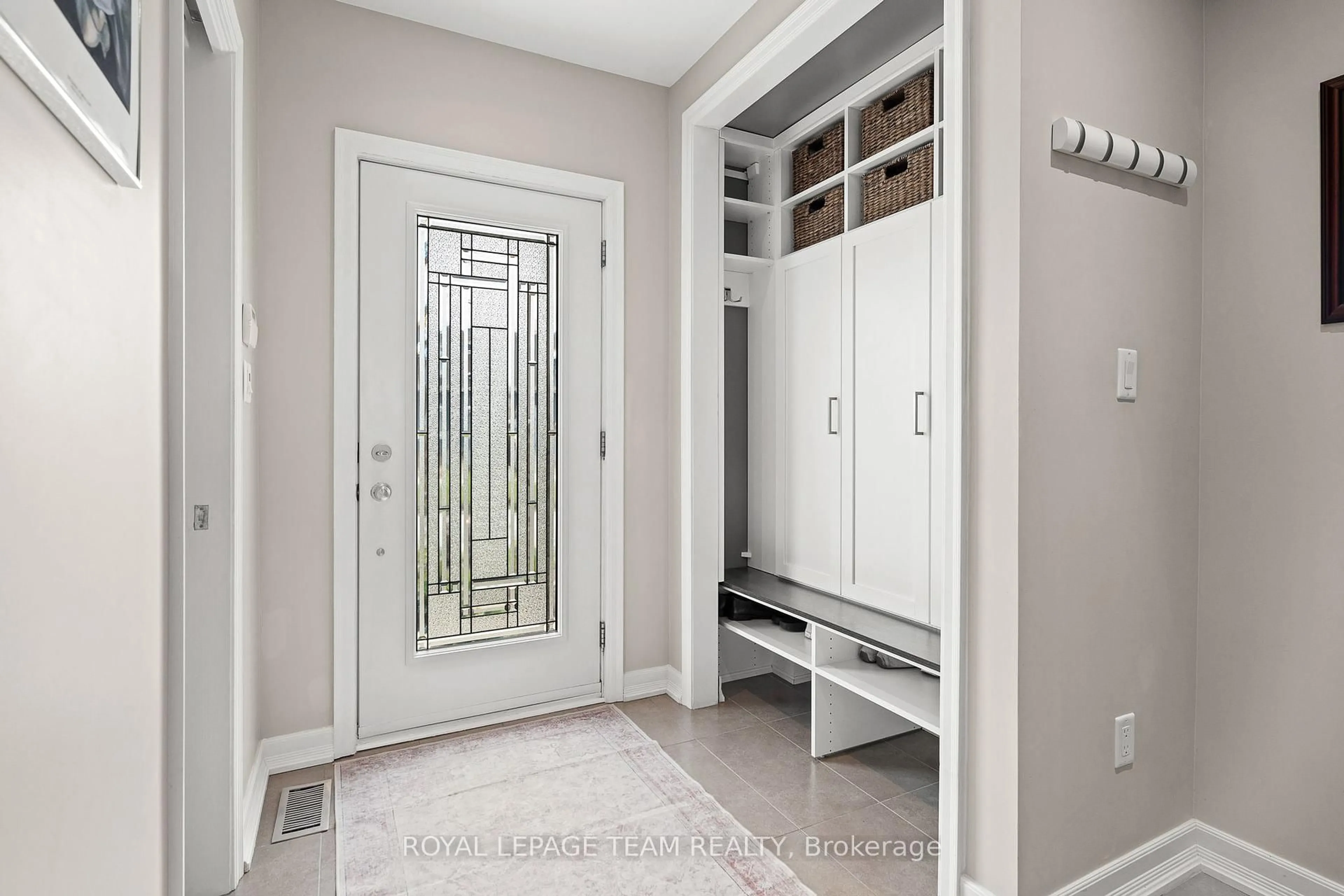 Indoor entryway for 187 Dovercourt Ave, Ottawa Ontario K1Z 7H3
