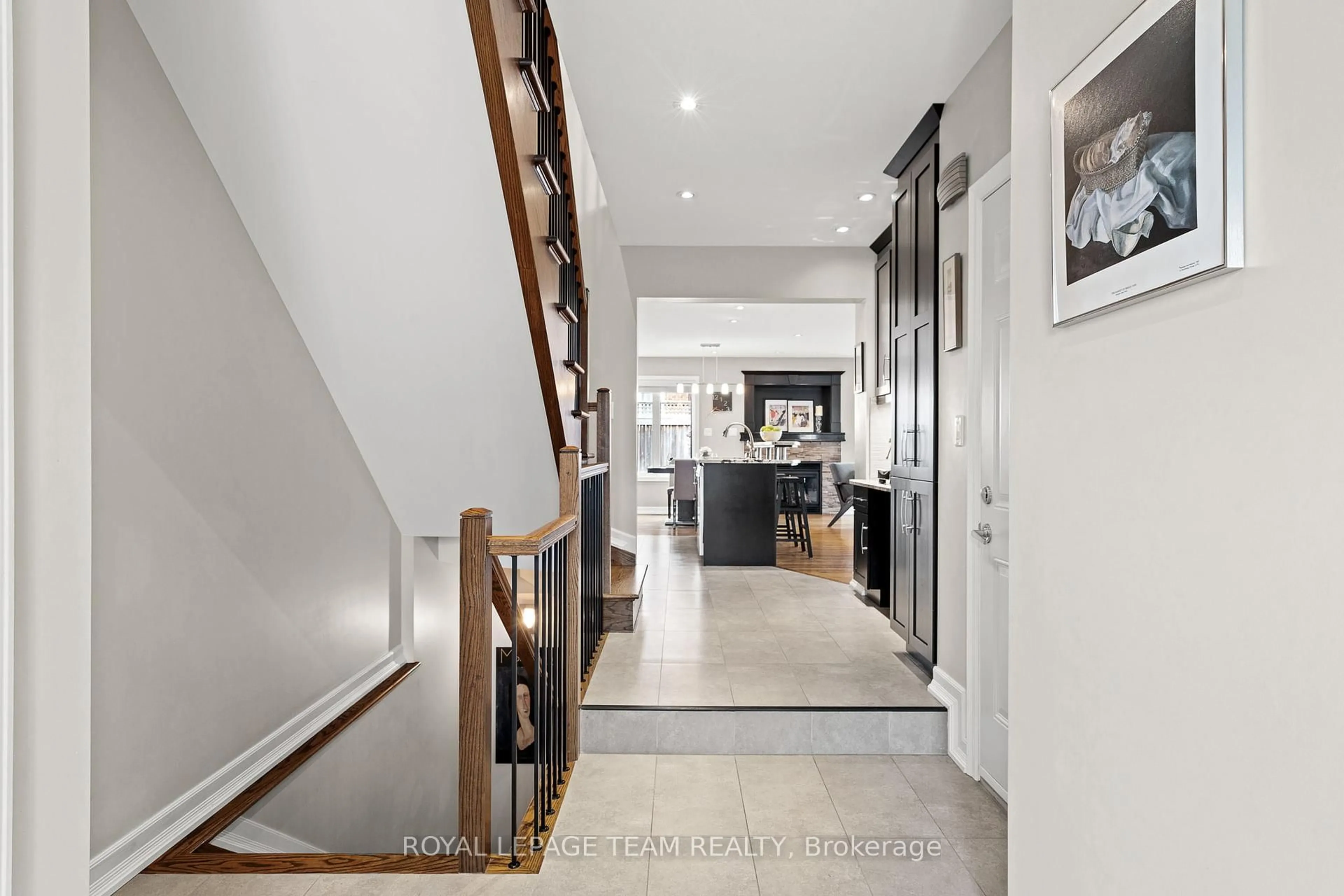 Indoor entryway for 187 Dovercourt Ave, Ottawa Ontario K1Z 7H3