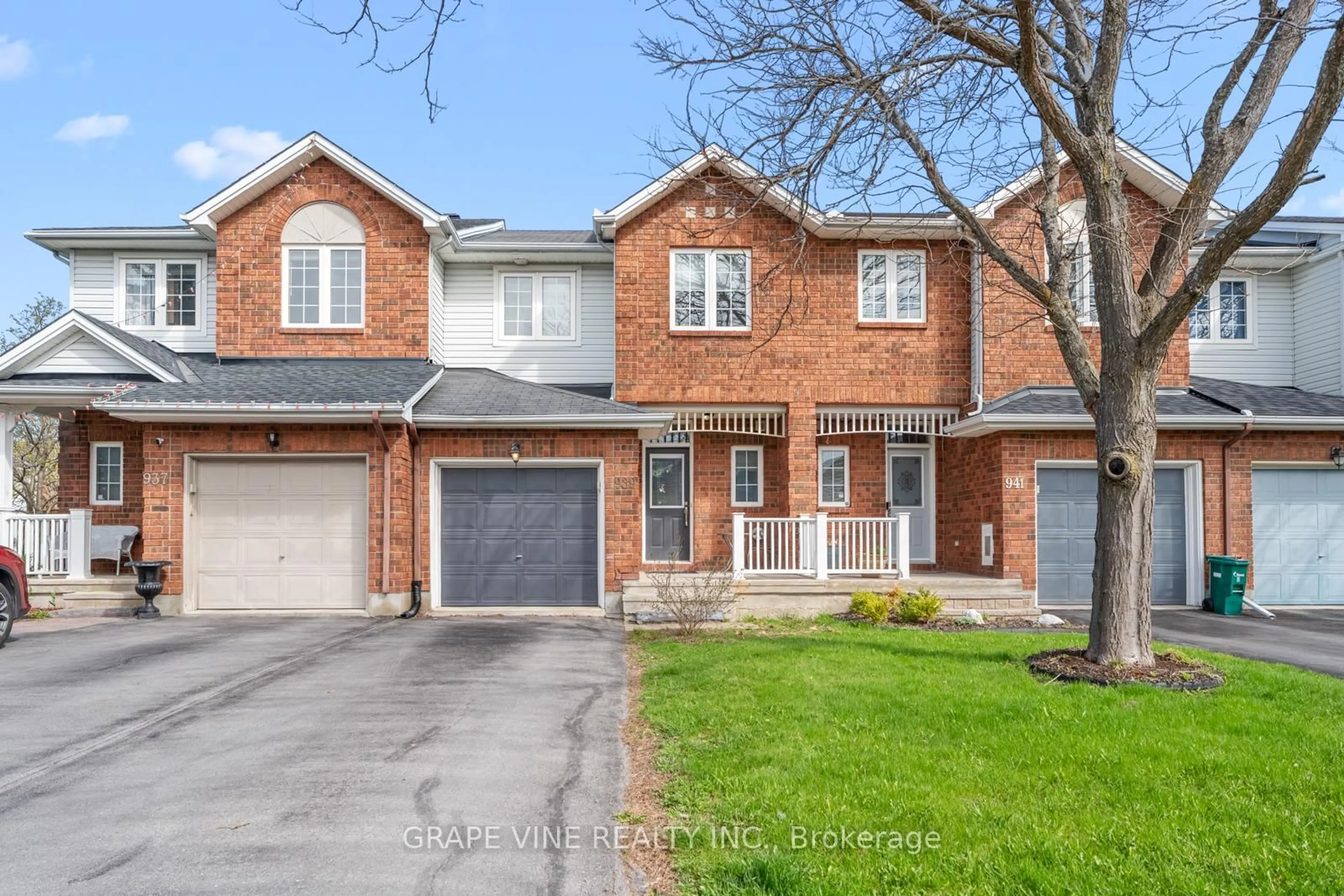 Home with brick exterior material, street for 939 Lucille Way, Ottawa Ontario K4A 4H9