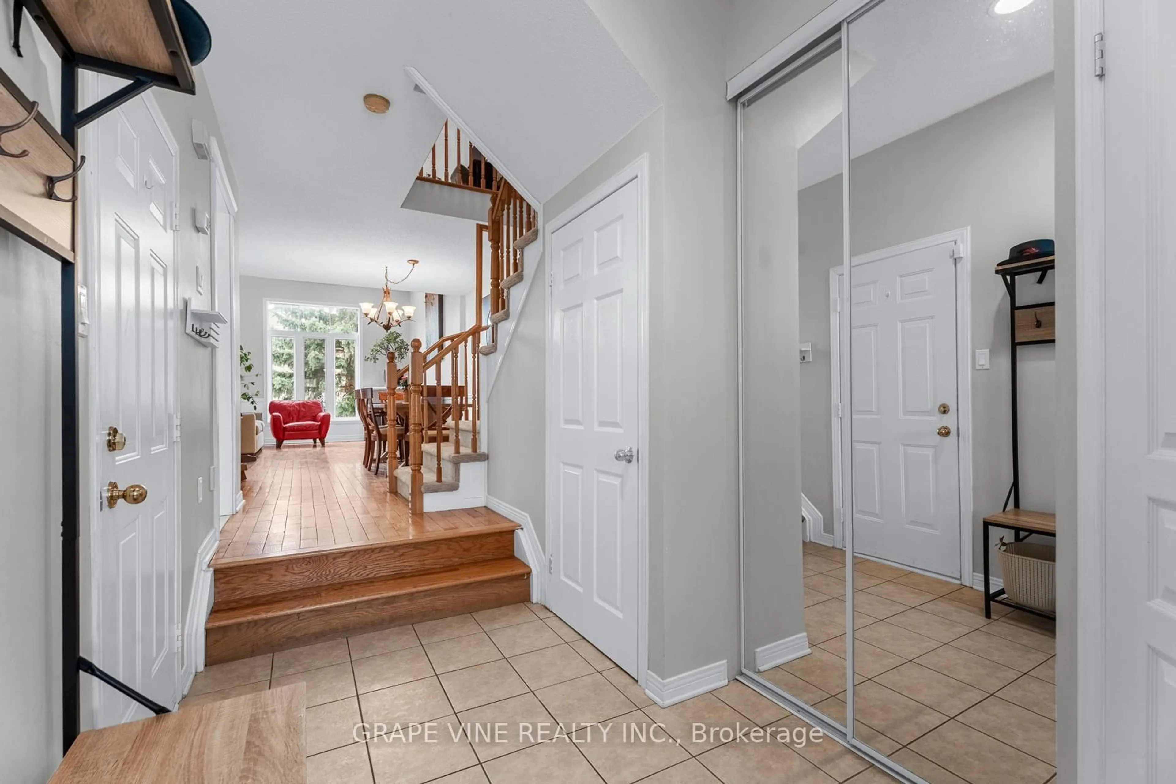 Indoor entryway for 939 Lucille Way, Ottawa Ontario K4A 4H9