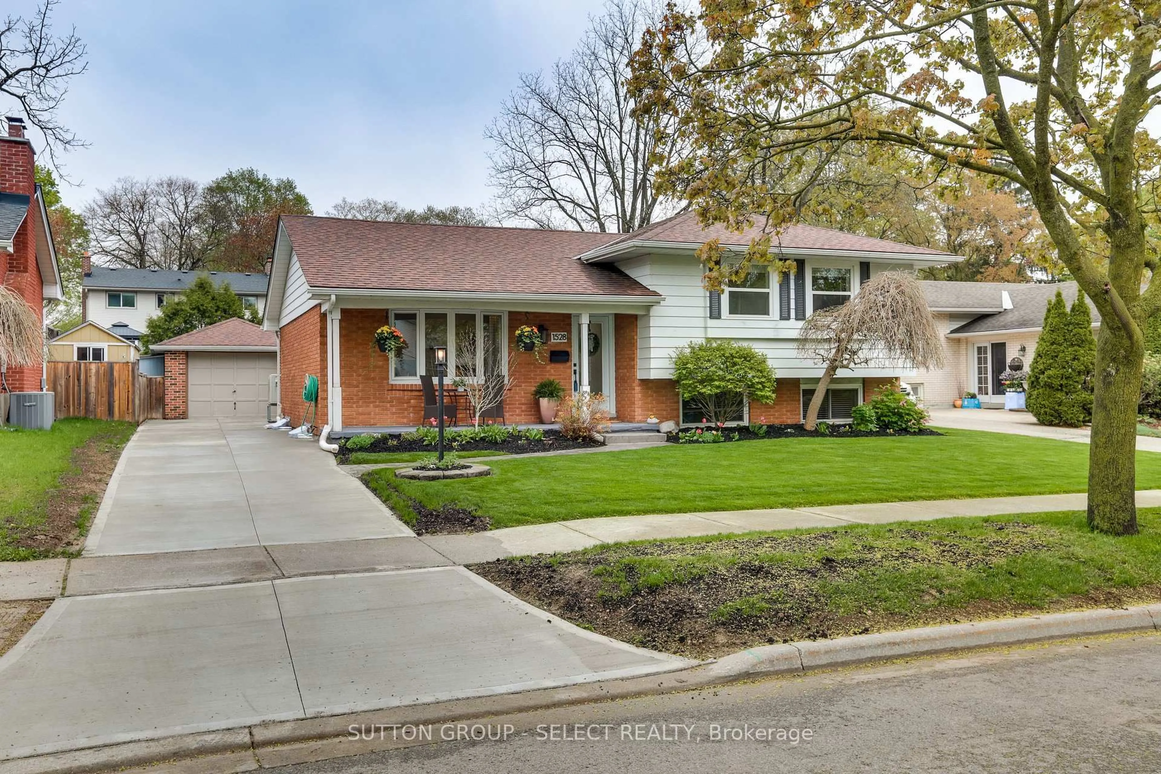 Home with brick exterior material, street for 1528 Glenora Dr, London North Ontario N5X 1V5