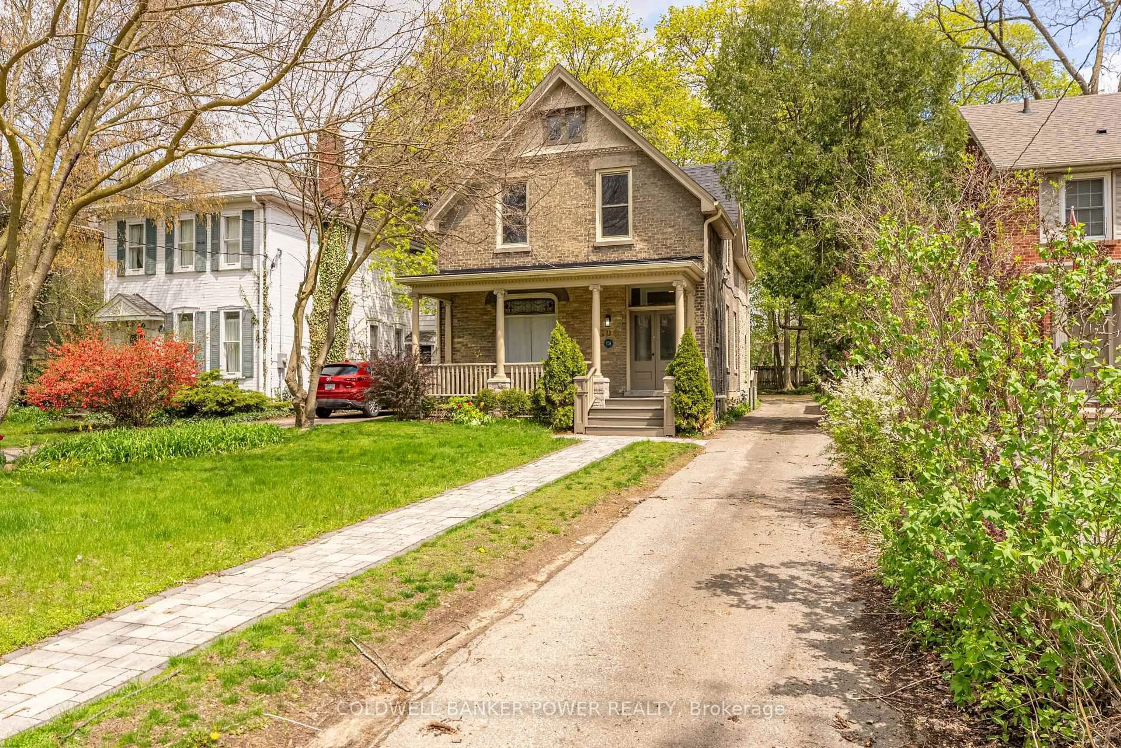 A pic from outside/outdoor area/front of a property/back of a property/a pic from drone, street for 808 TALBOT St, London East Ontario N6A 2V6