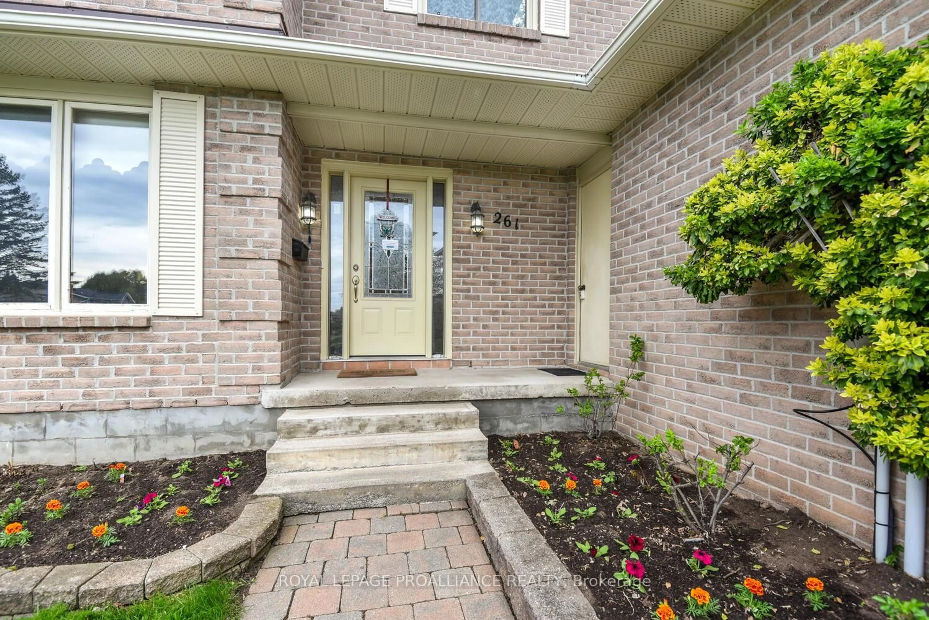 Unknown for 261 Col Douglas Cres Cres, Brockville Ontario K6V 6V8