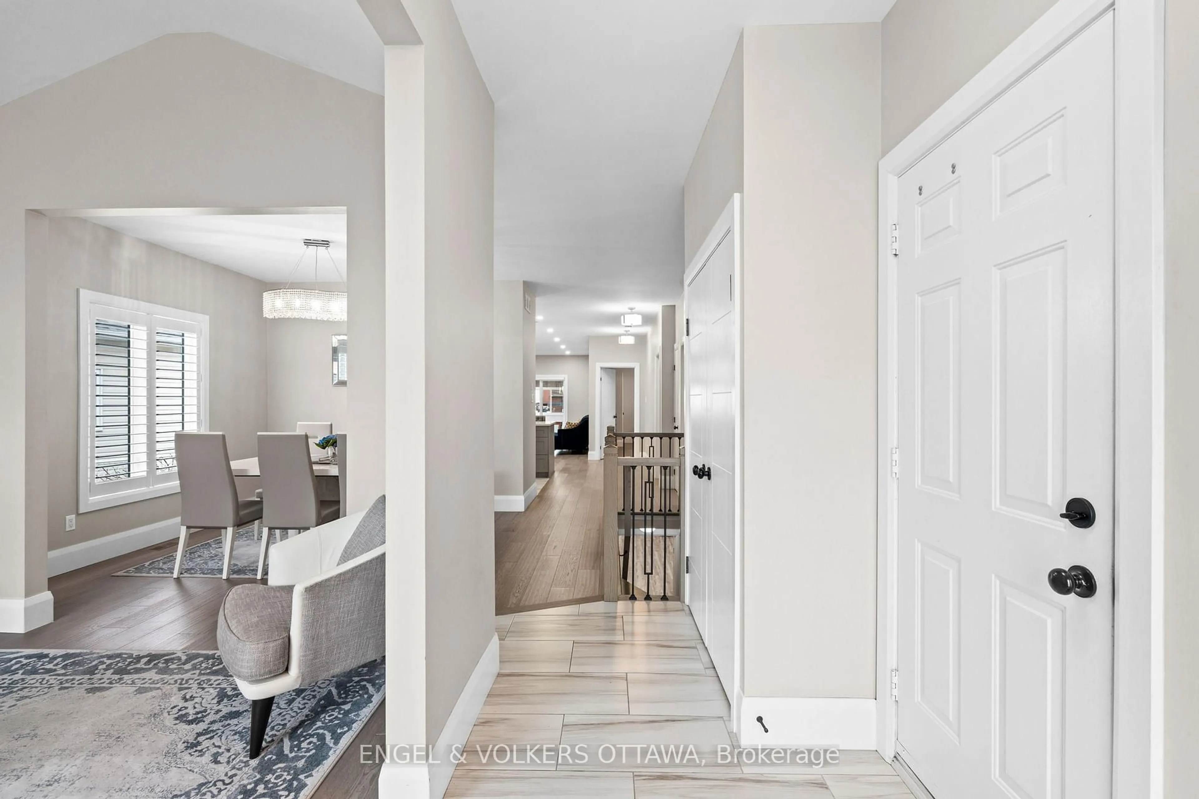 Indoor entryway for 18 Fanterra Way, Ottawa Ontario K1T 3Y7