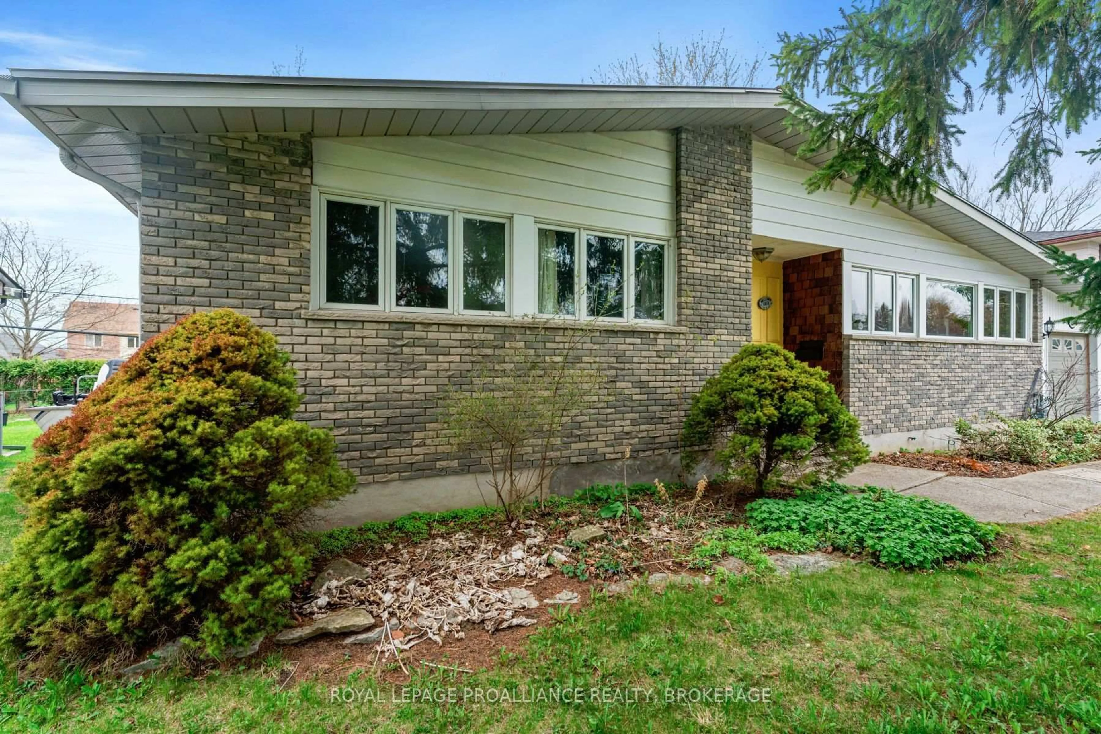 Home with brick exterior material, unknown for 1071 Lincoln Dr, Kingston Ontario K7M 4Z3