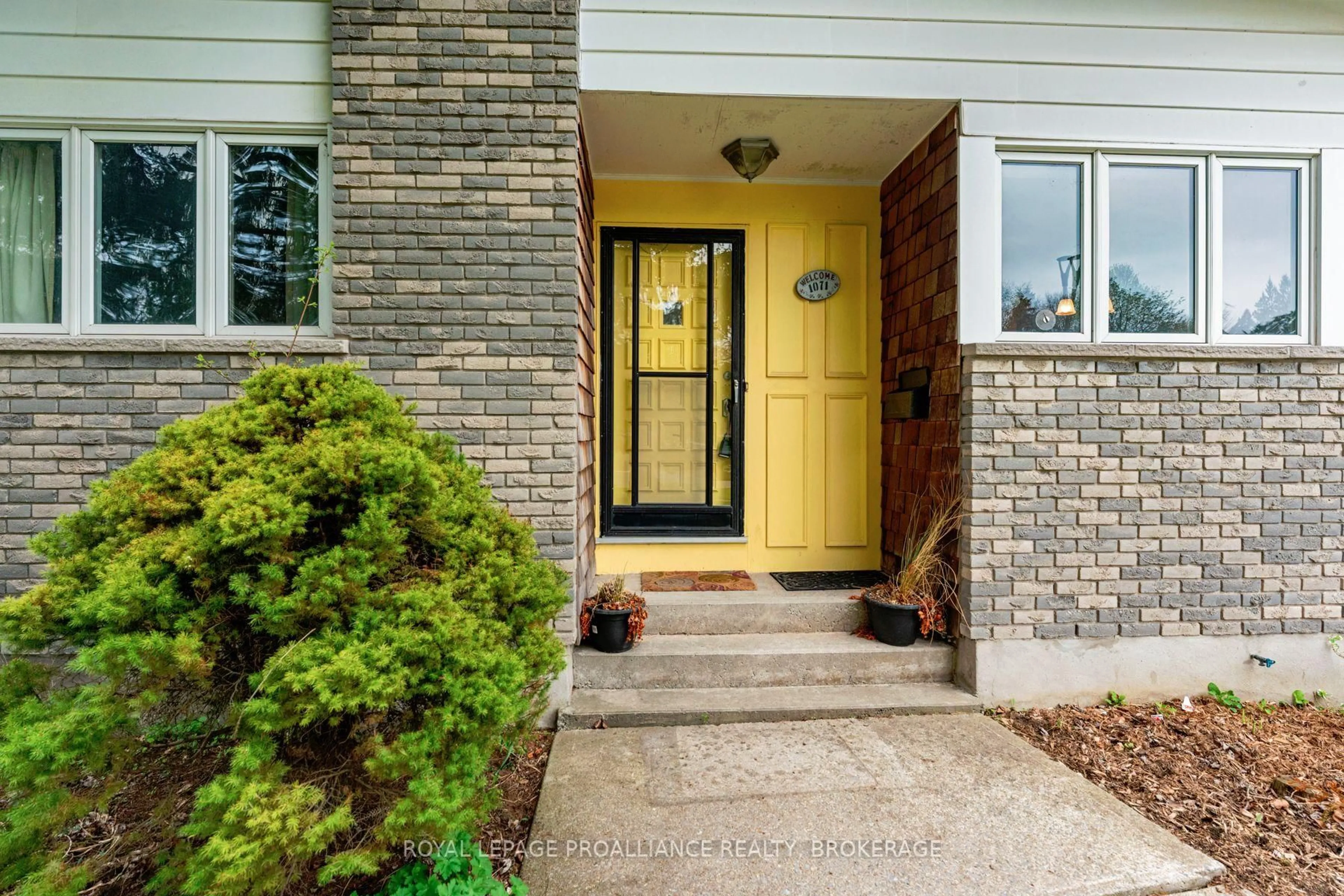 Indoor entryway for 1071 Lincoln Dr, Kingston Ontario K7M 4Z3