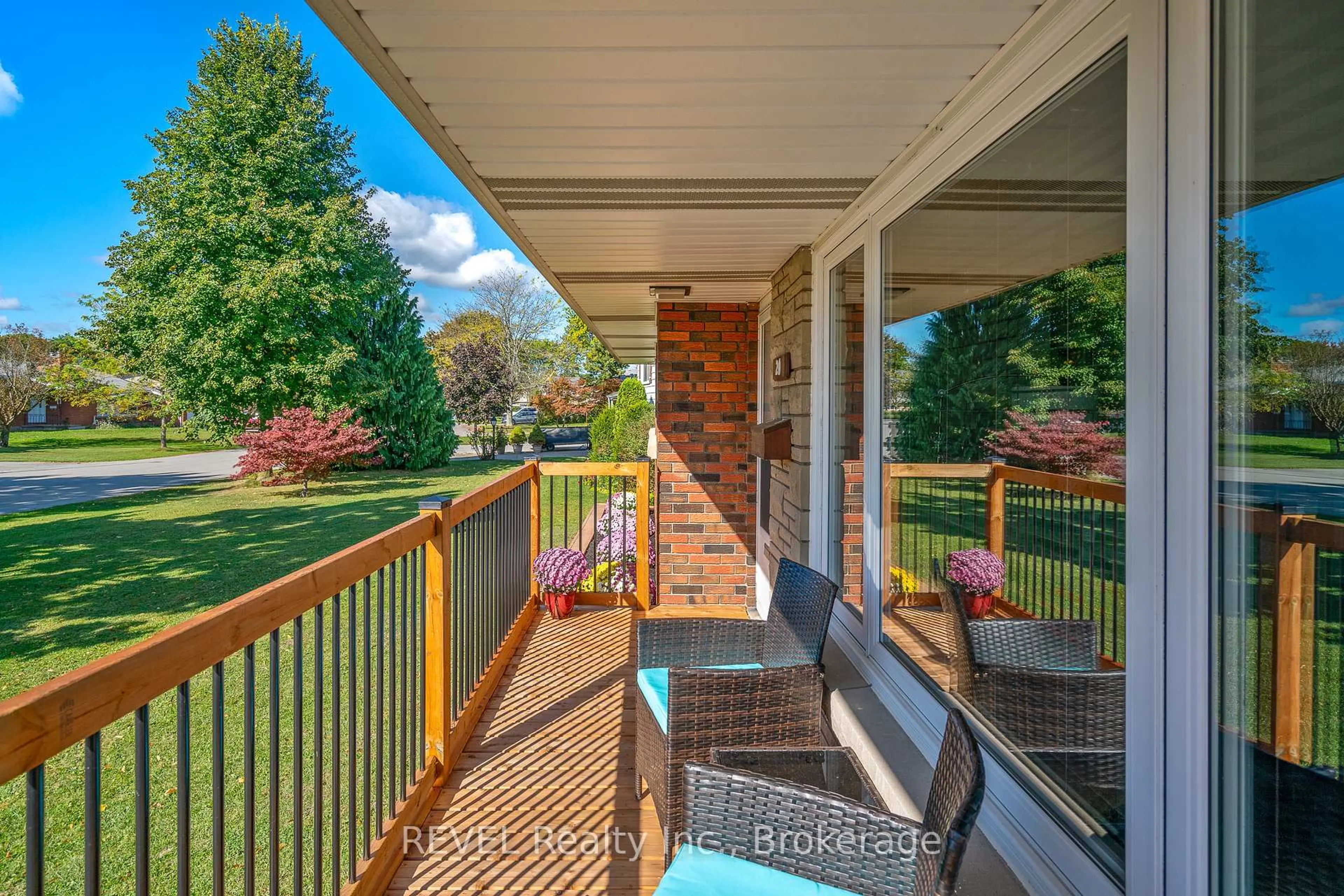Patio, water/lake/river/ocean view for 20 SPRINGHEAD Gdns, Welland Ontario L3C 5A8