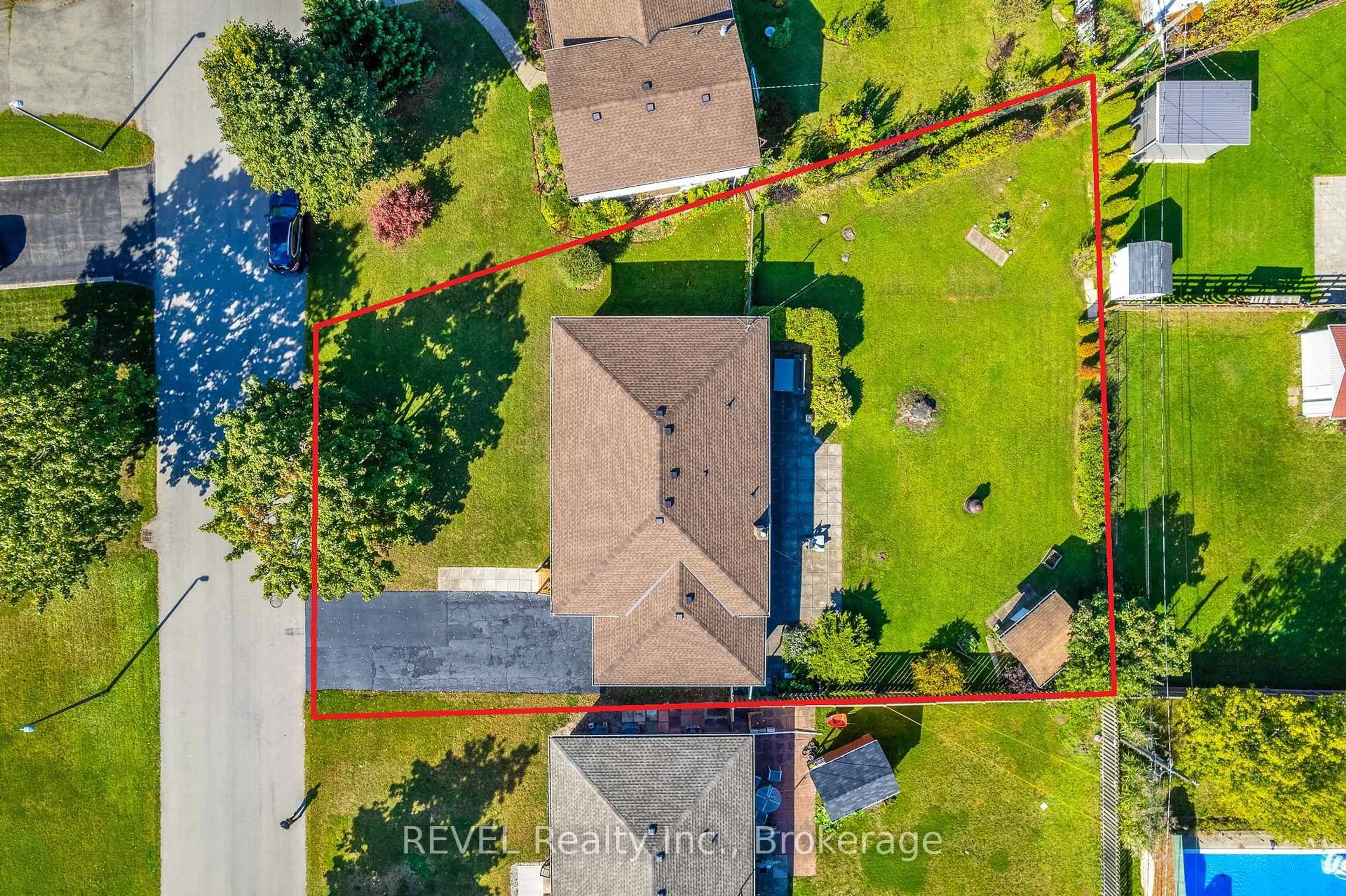 A pic from outside/outdoor area/front of a property/back of a property/a pic from drone, street for 20 SPRINGHEAD Gdns, Welland Ontario L3C 5A8