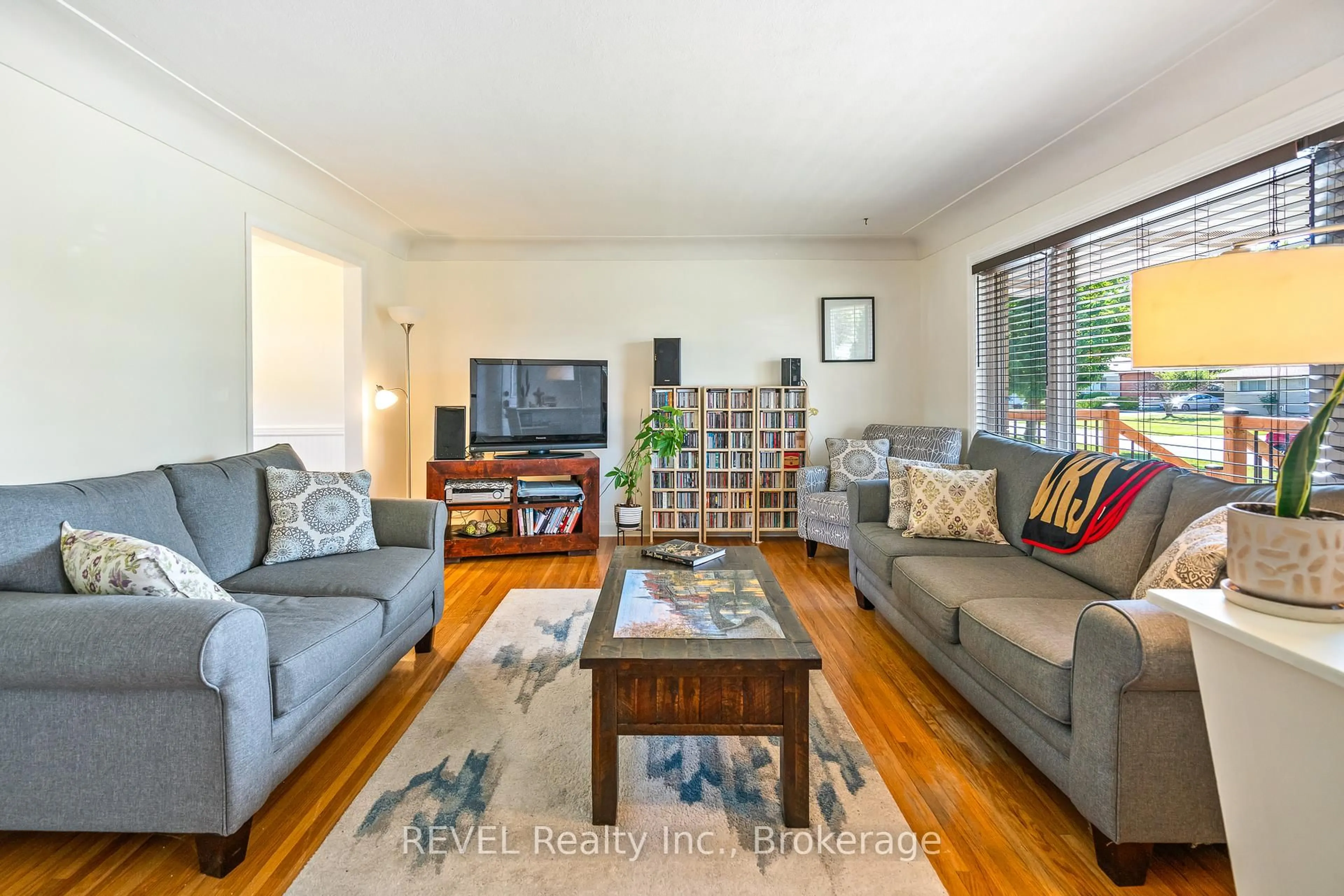 Living room with furniture, unknown for 20 SPRINGHEAD Gdns, Welland Ontario L3C 5A8