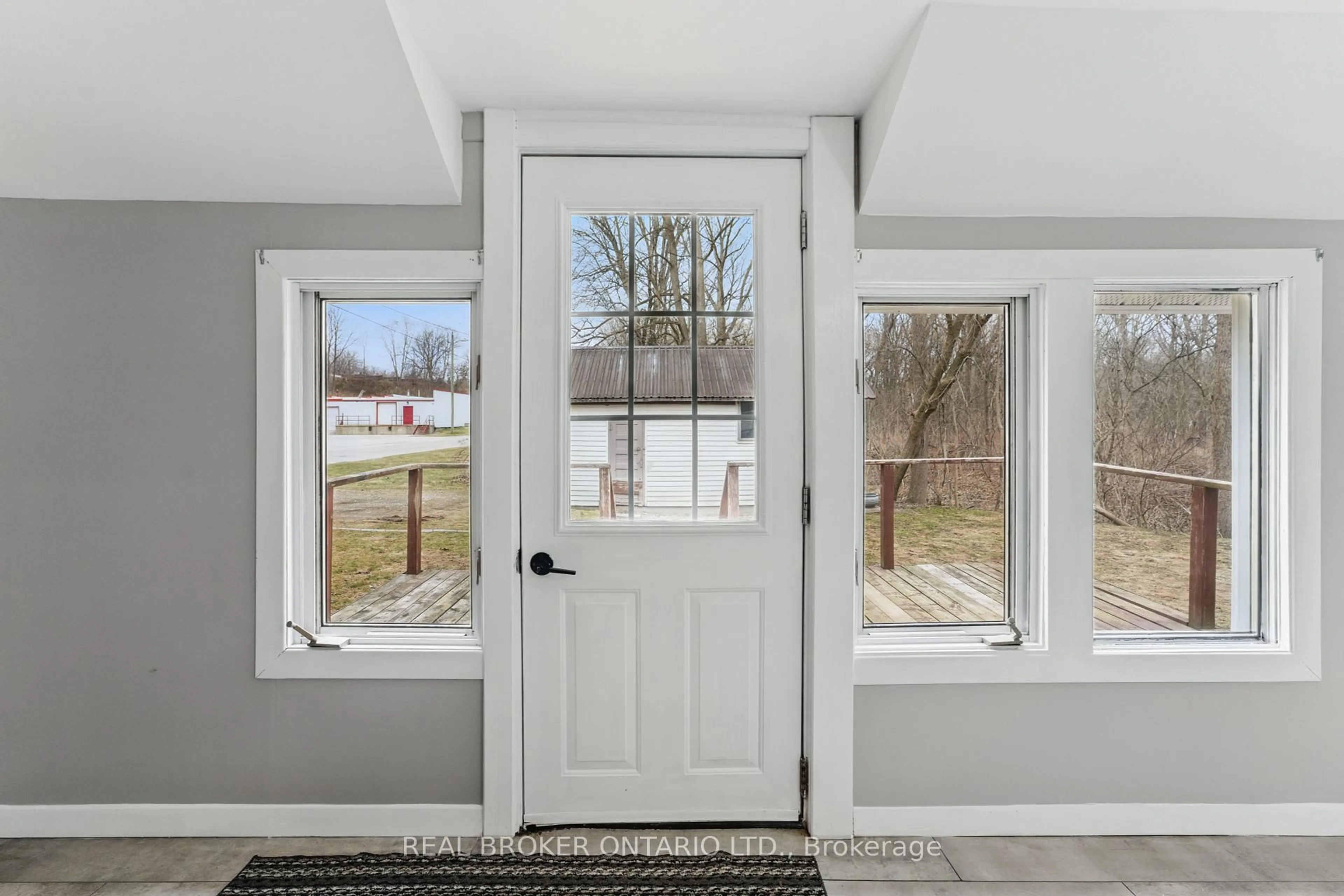 Indoor entryway for 12 Bloomer St, Tillsonburg Ontario N4G 2L9