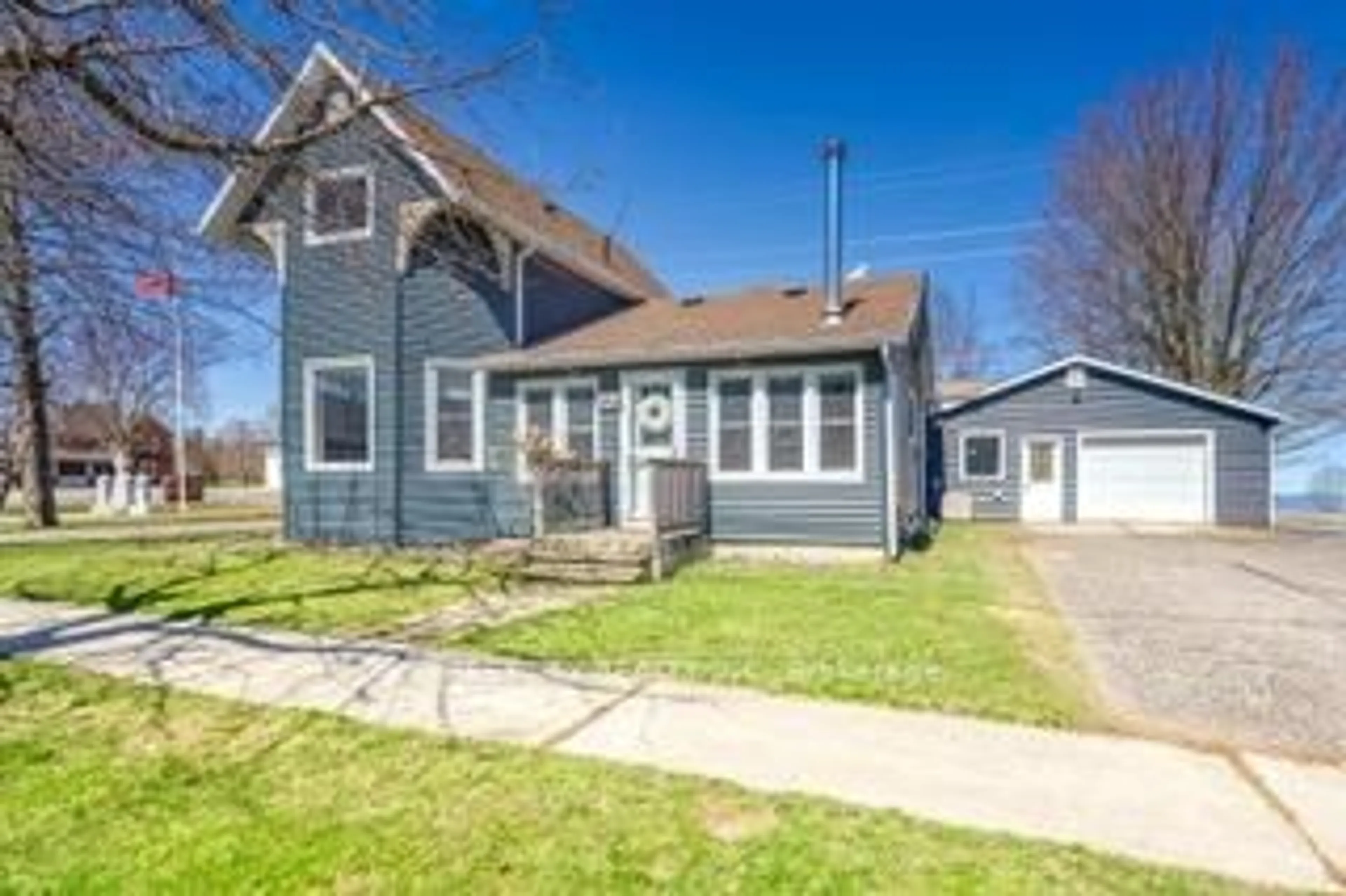 Home with vinyl exterior material, street for 2406 Jane St, St. Clair Ontario N0N 1B0