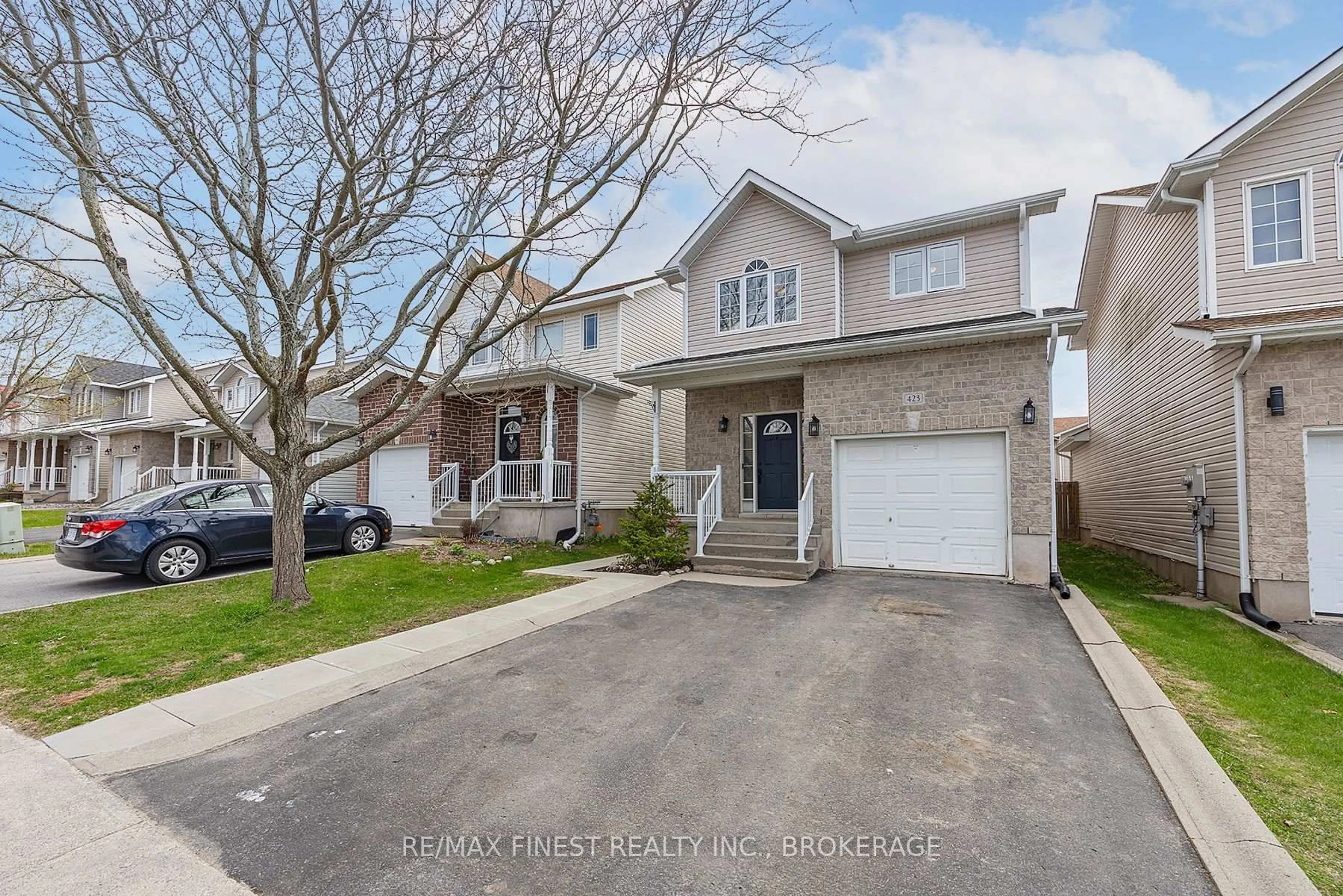 Home with vinyl exterior material, street for 423 MAUREEN St, Kingston Ontario K7K 7M2