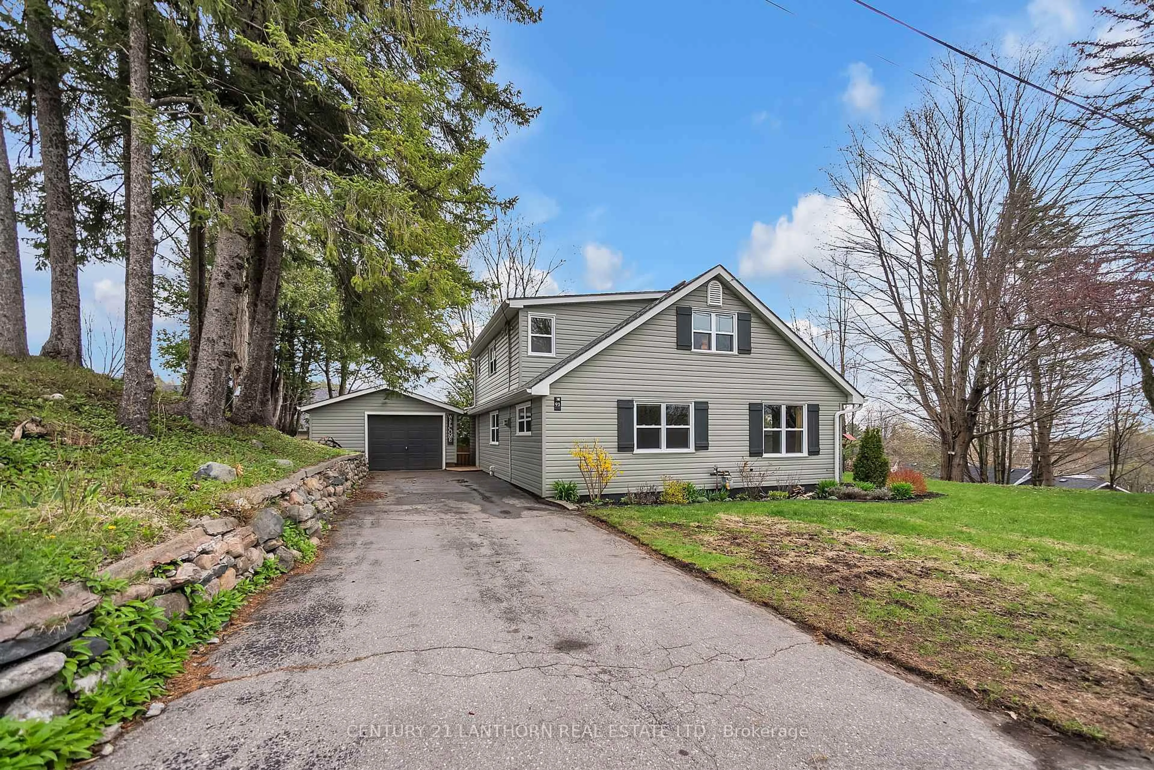 A pic from outside/outdoor area/front of a property/back of a property/a pic from drone, street for 93 Young St, Brighton Ontario K0K 1H0